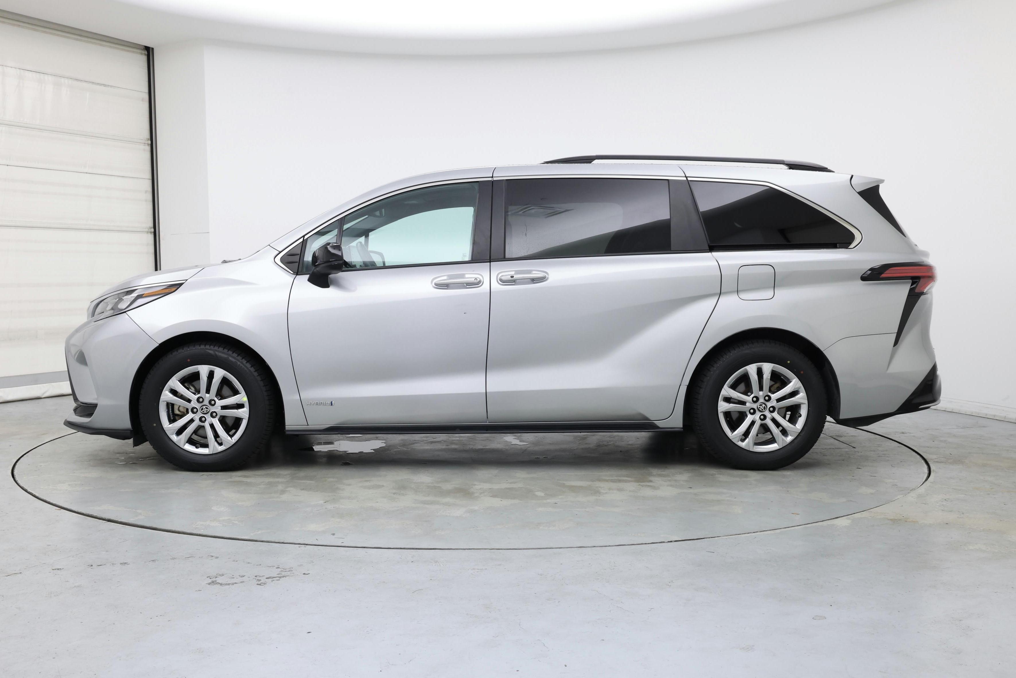 Thumbnail: 2021 Toyota Sienna - 3