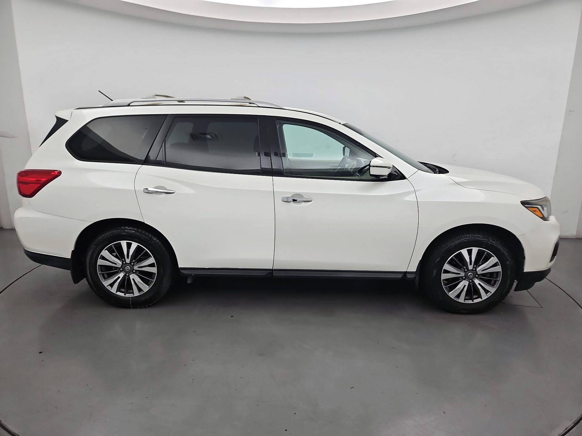 Thumbnail: 2017 Nissan Pathfinder - 4