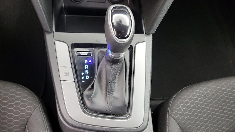 2020 Hyundai Elantra SE 17