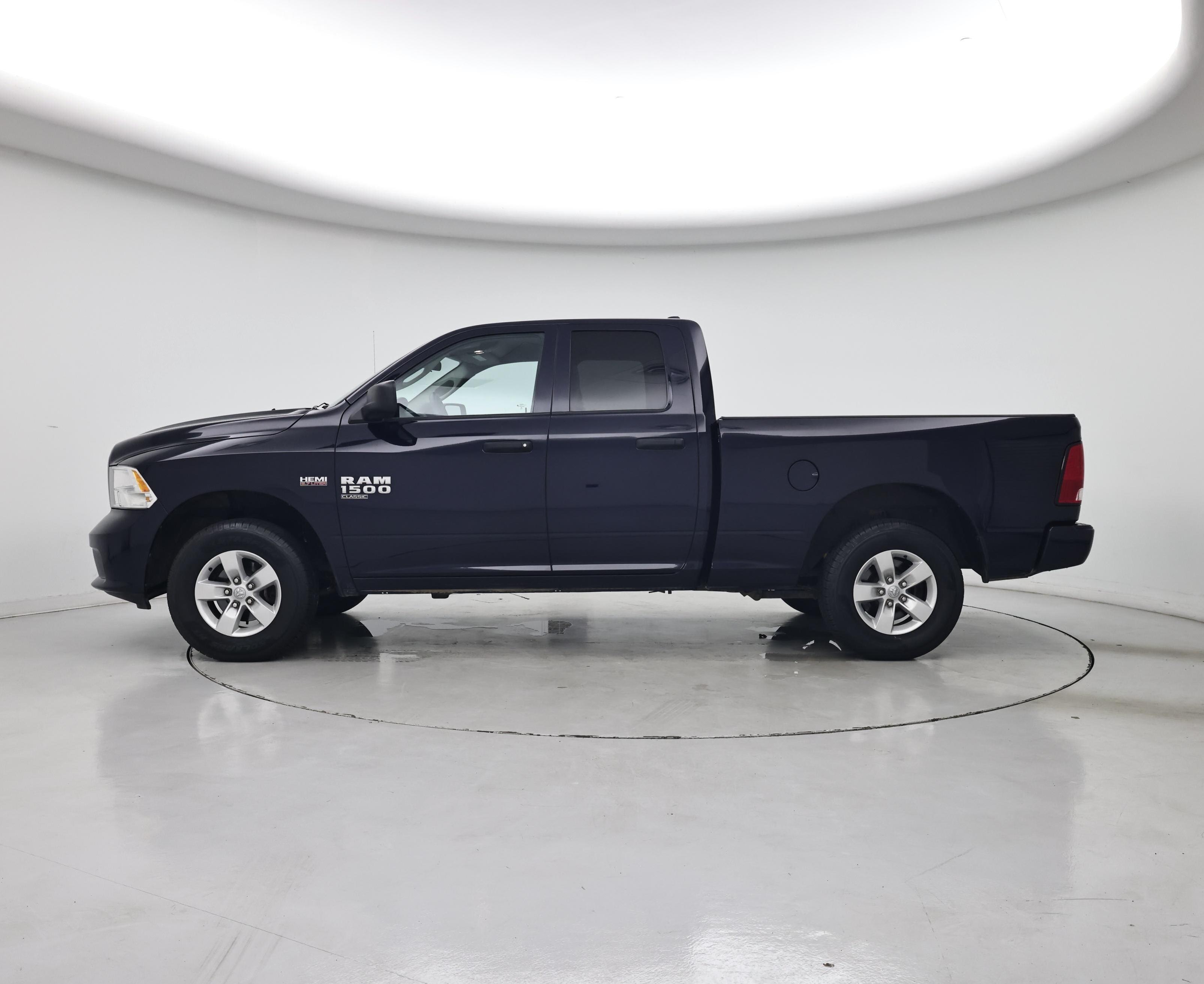 Thumbnail: 2019 RAM 1500 Classic - 3