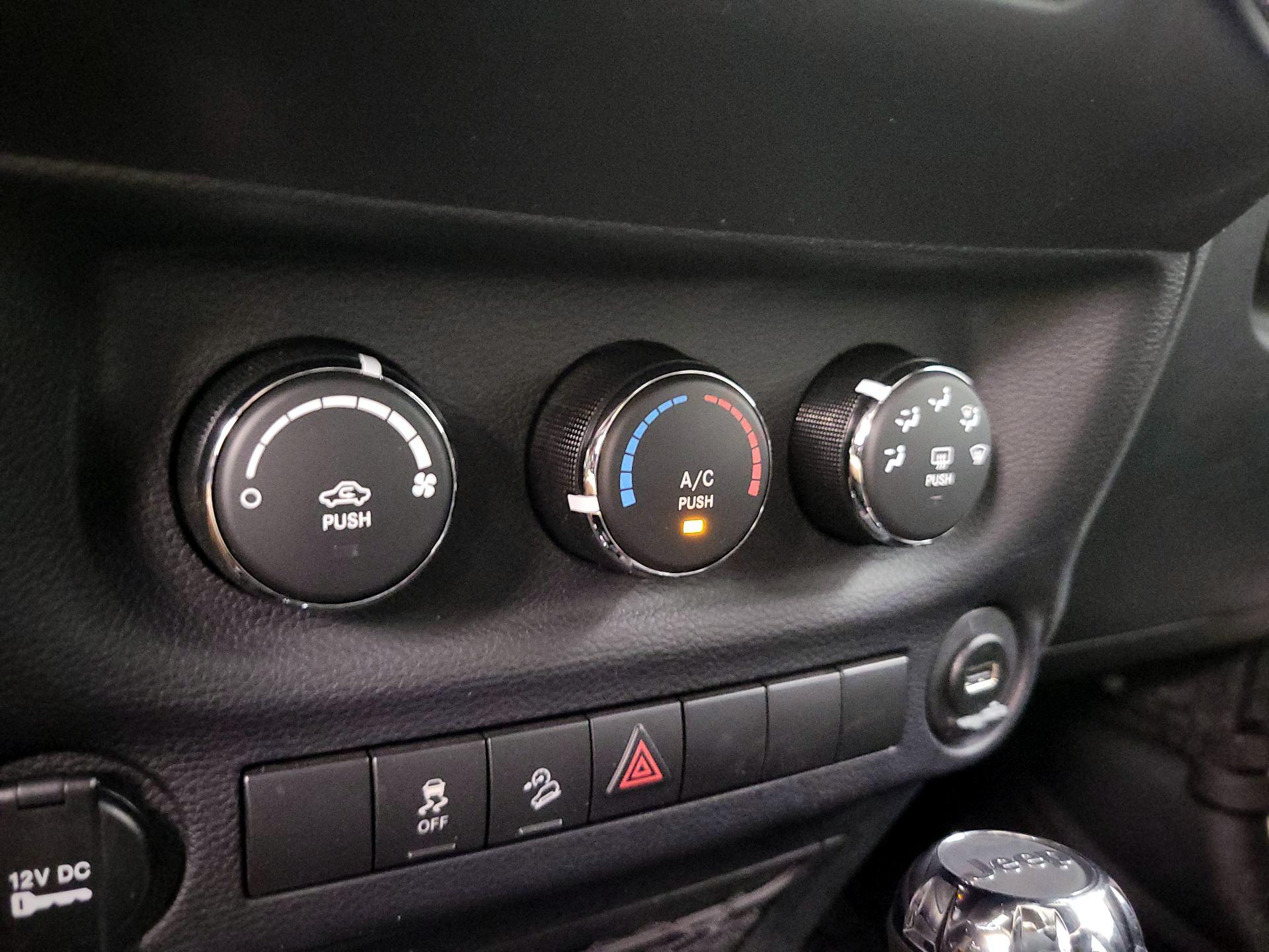 Thumbnail: 2017 Jeep Wrangler - 14