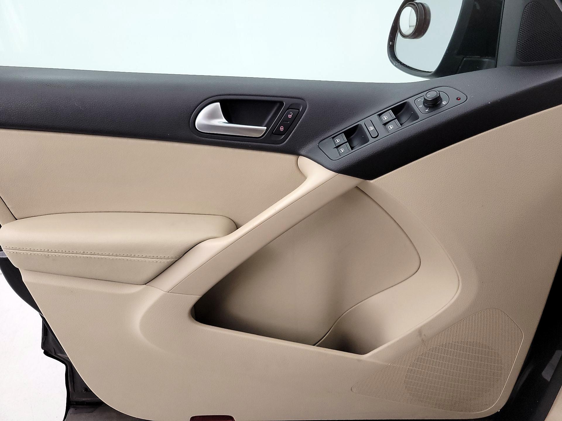 Thumbnail: 2016 Volkswagen Tiguan - 12