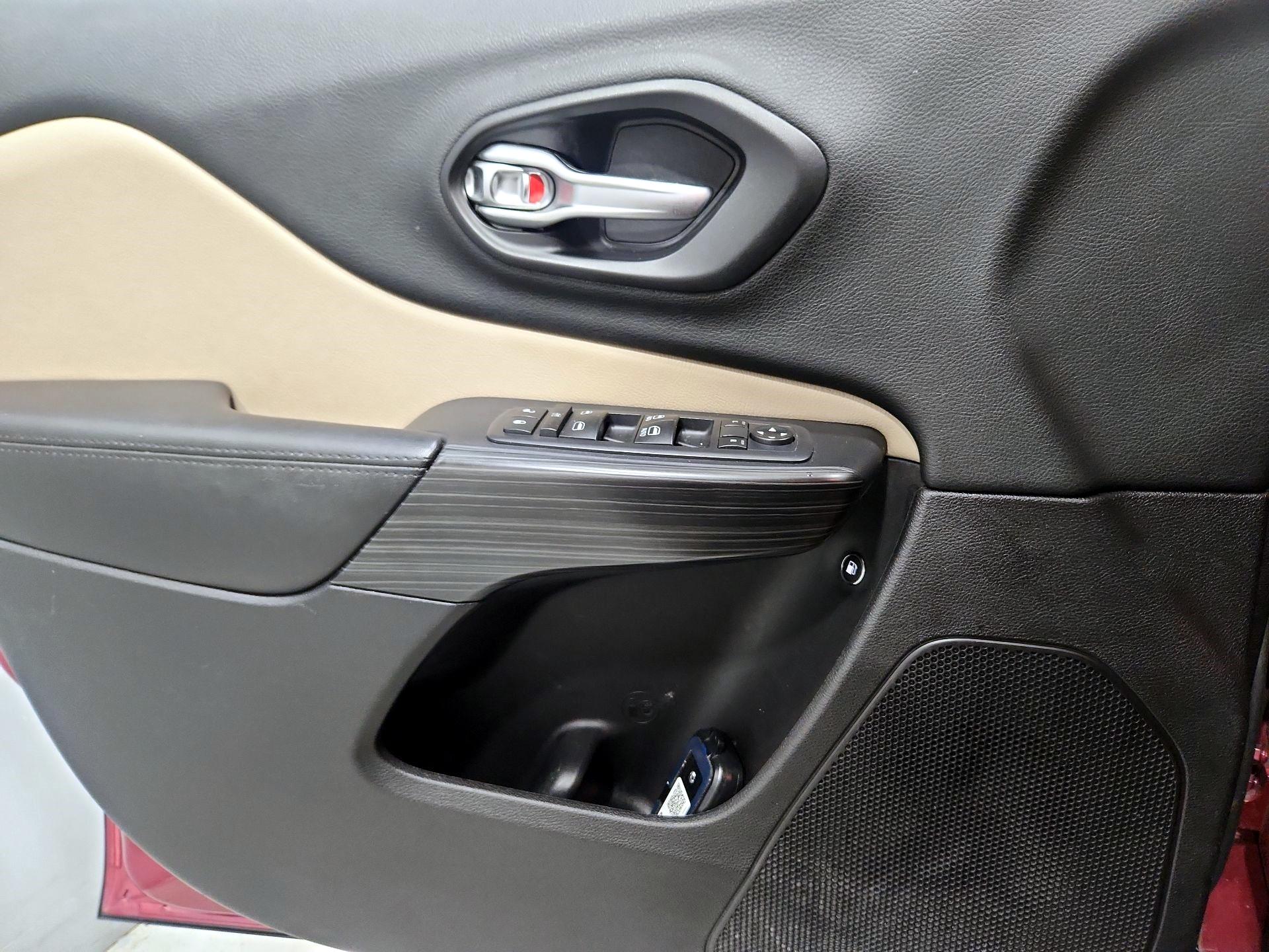 Thumbnail: 2015 Jeep Cherokee - 12