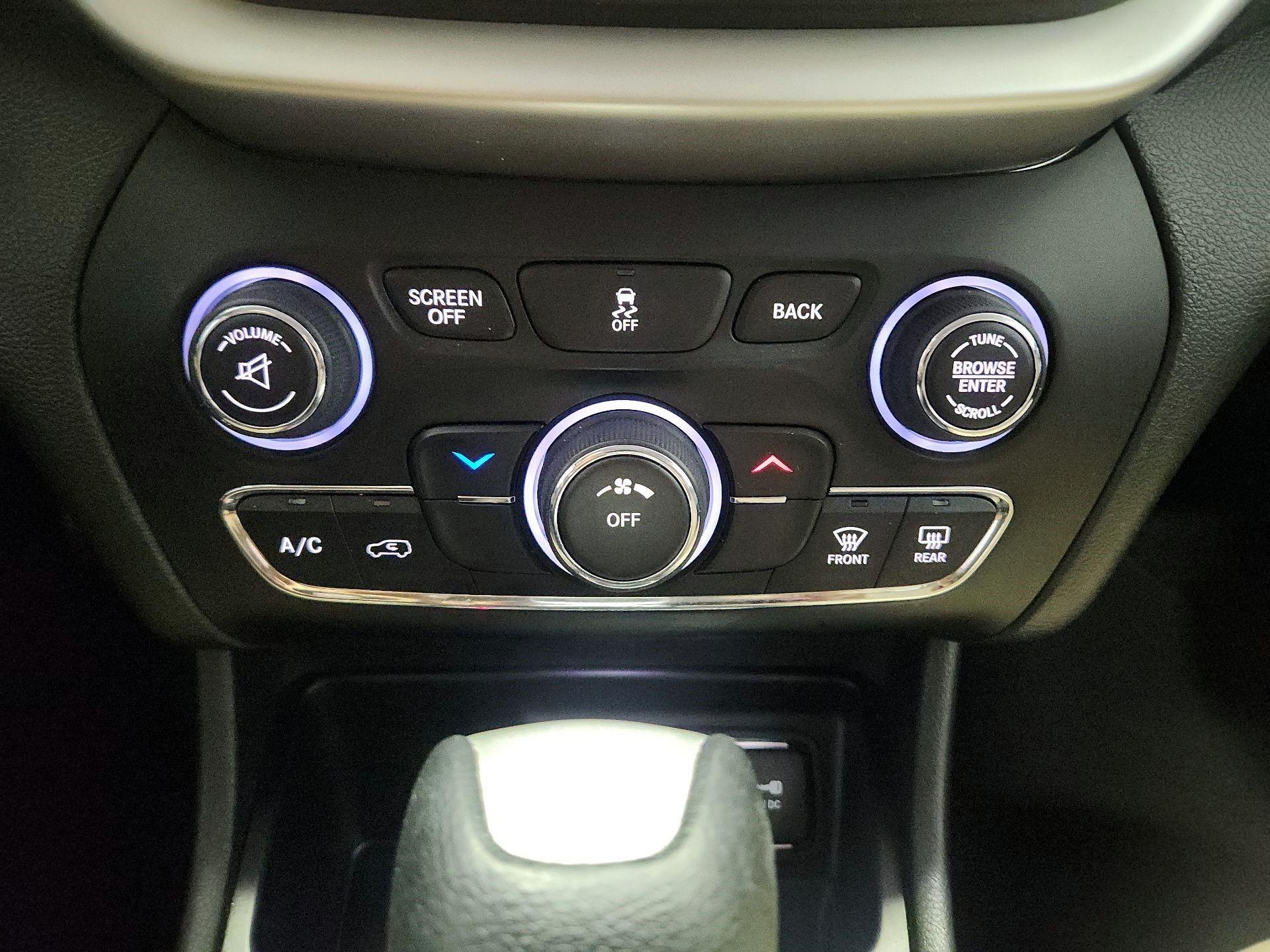 Thumbnail: 2015 Jeep Cherokee - 16
