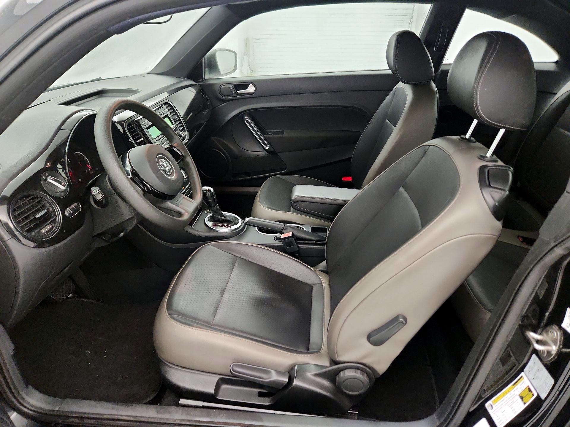 Thumbnail: 2015 Volkswagen Beetle - 11