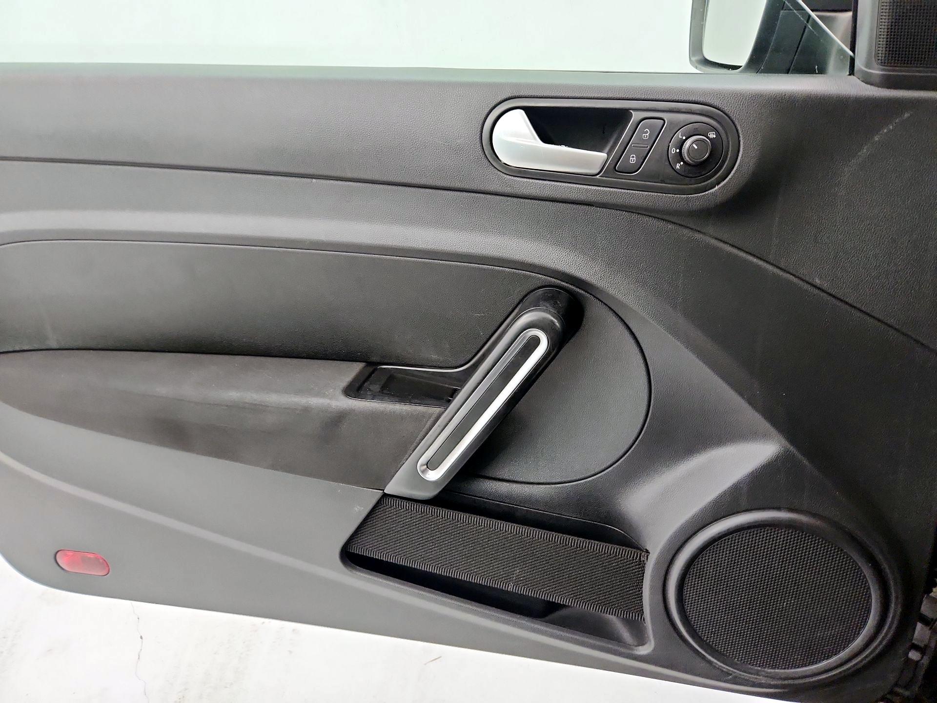 Thumbnail: 2015 Volkswagen Beetle - 12