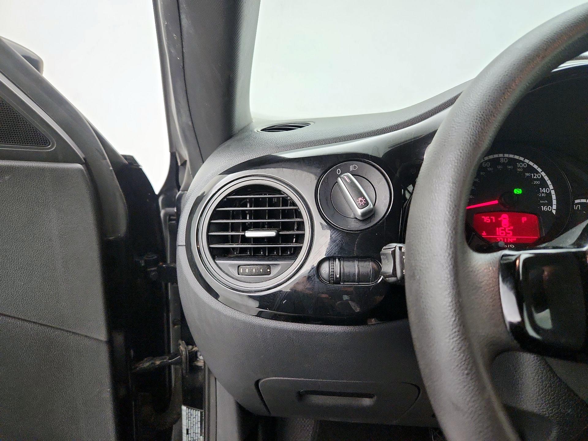 Thumbnail: 2015 Volkswagen Beetle - 13