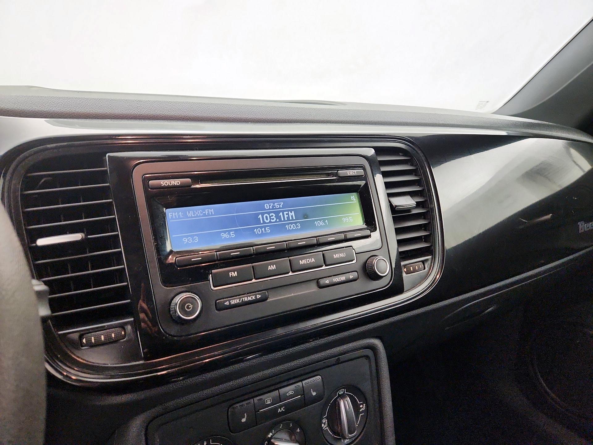 Thumbnail: 2015 Volkswagen Beetle - 14