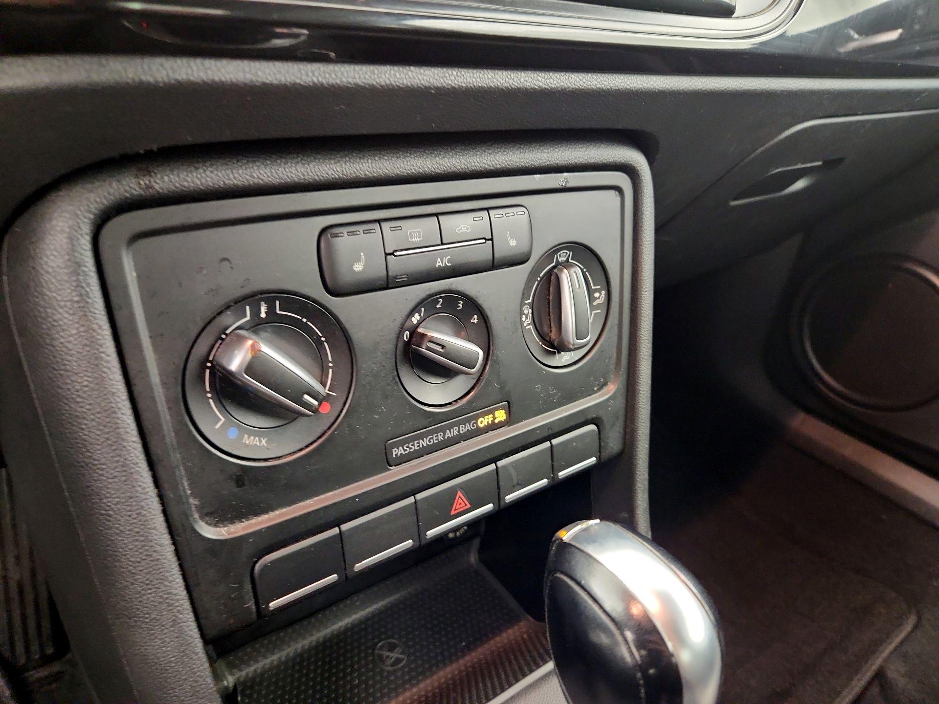 Thumbnail: 2015 Volkswagen Beetle - 15