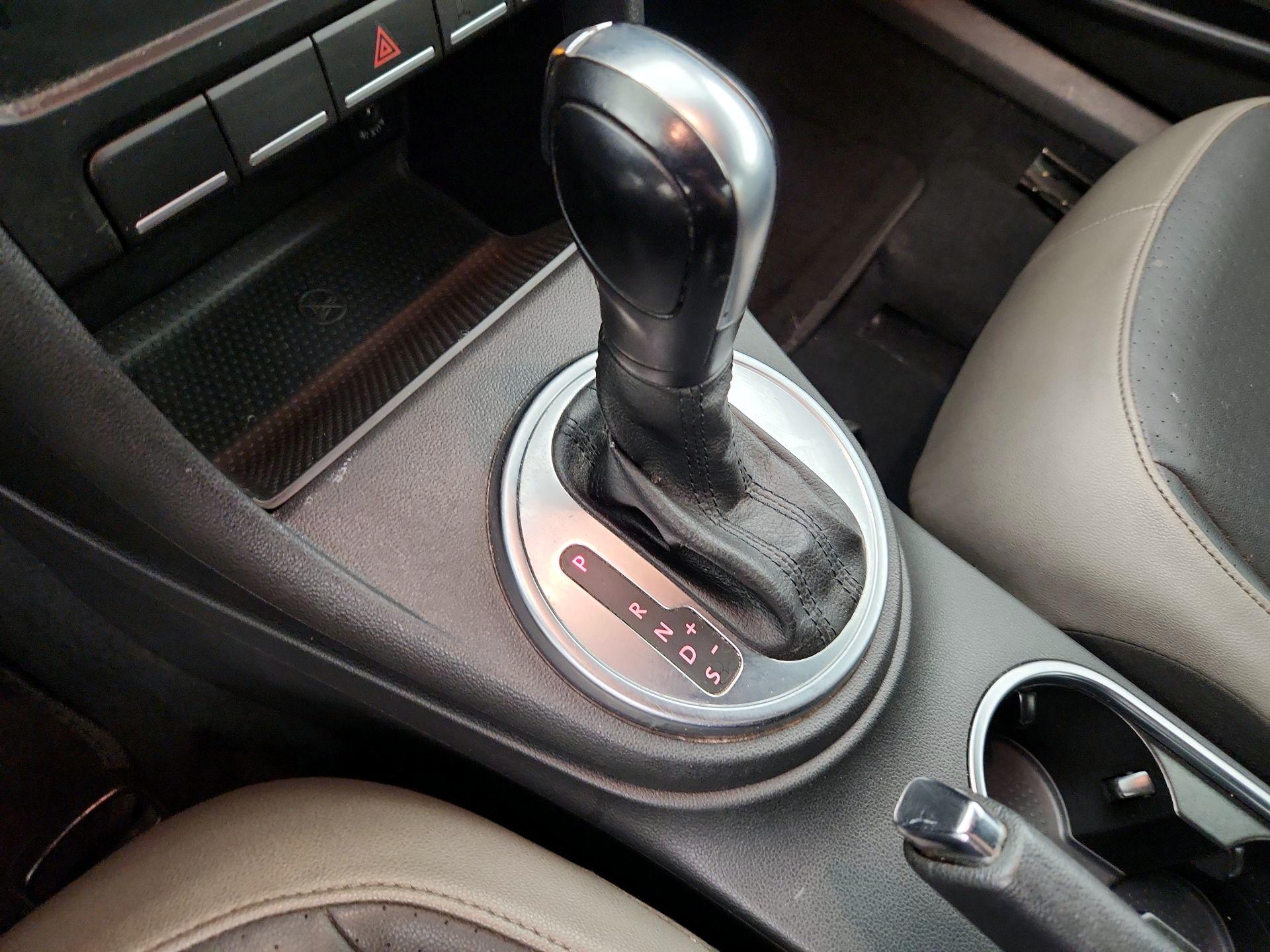 Thumbnail: 2015 Volkswagen Beetle - 16