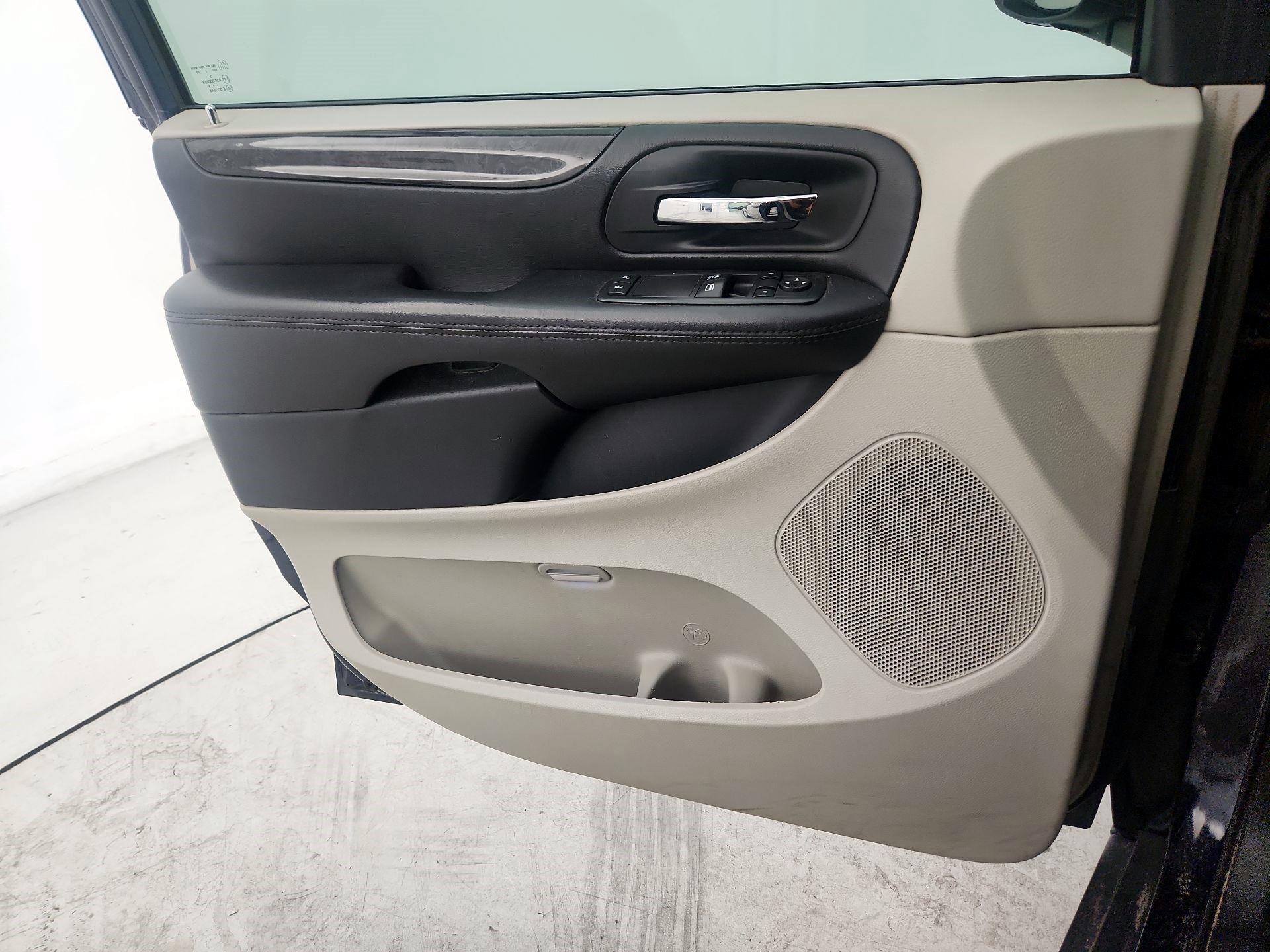 Thumbnail: 2016 Dodge Grand Caravan - 12