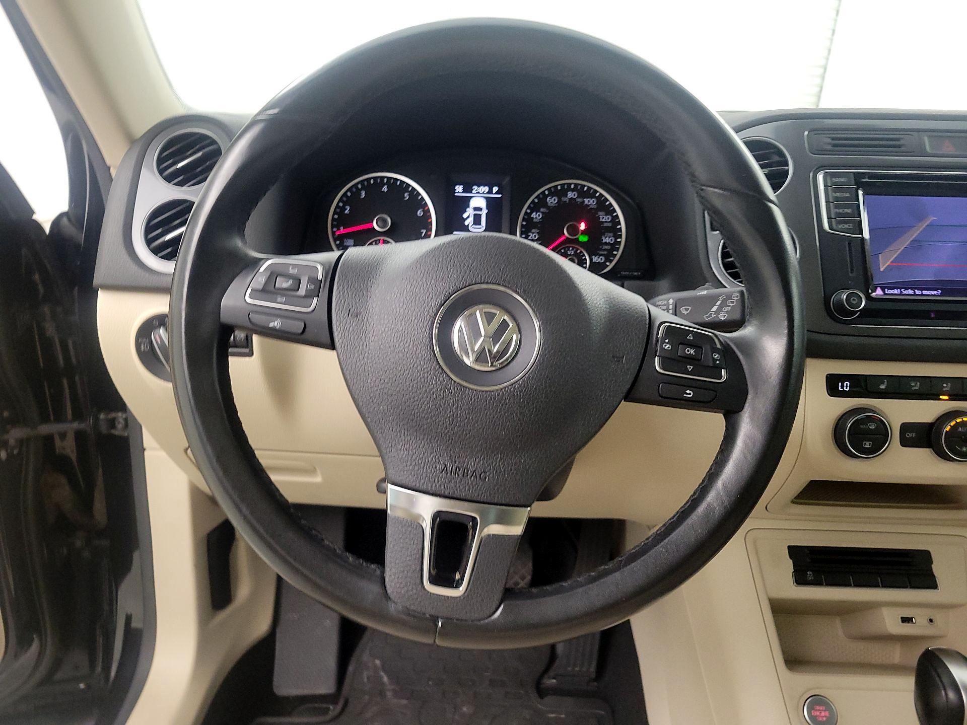 Thumbnail: 2016 Volkswagen Tiguan - 10