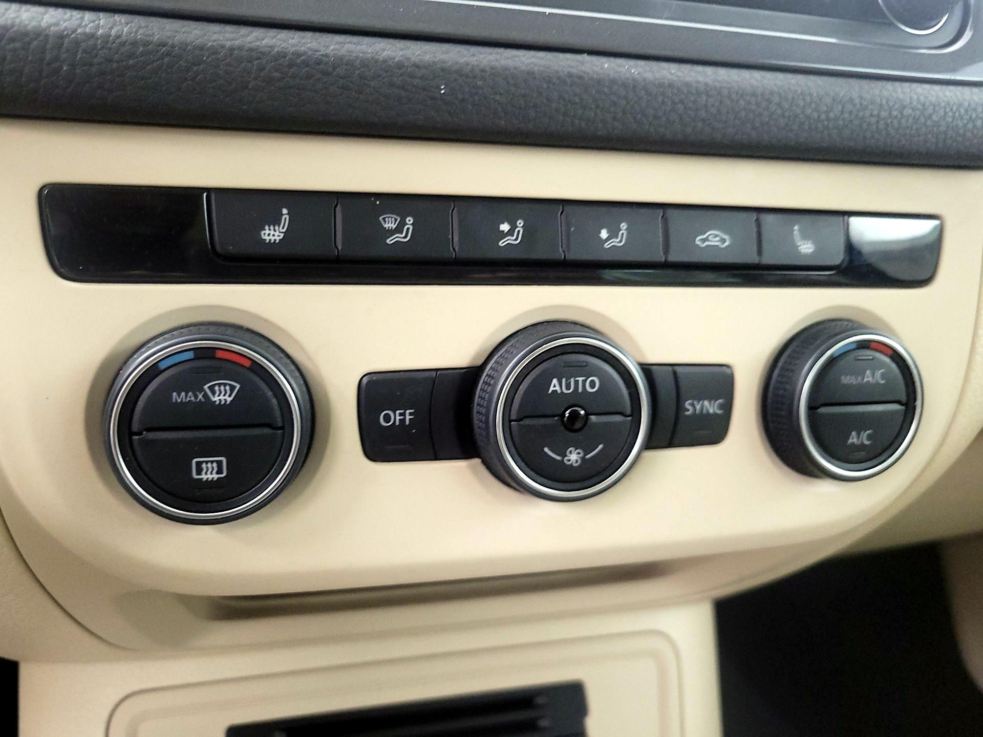 Thumbnail: 2016 Volkswagen Tiguan - 16