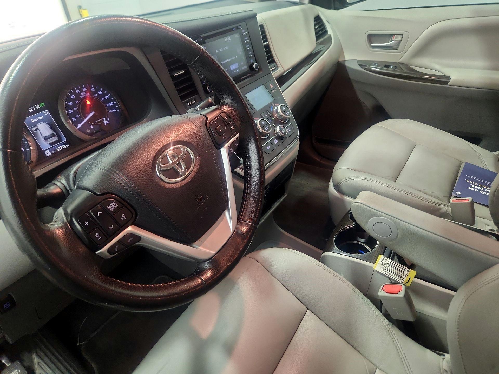Thumbnail: 2019 Toyota Sienna - 11