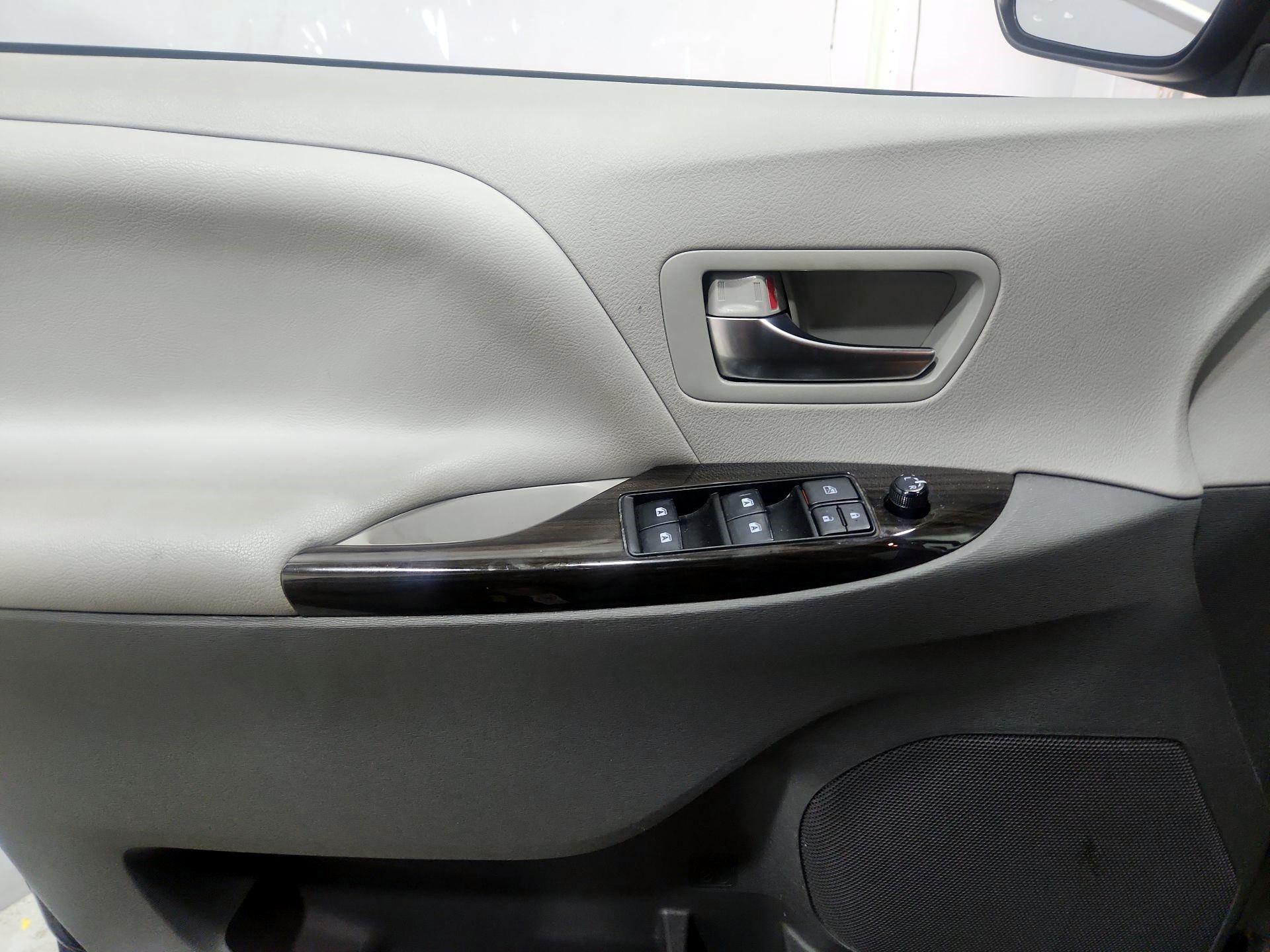 Thumbnail: 2019 Toyota Sienna - 13