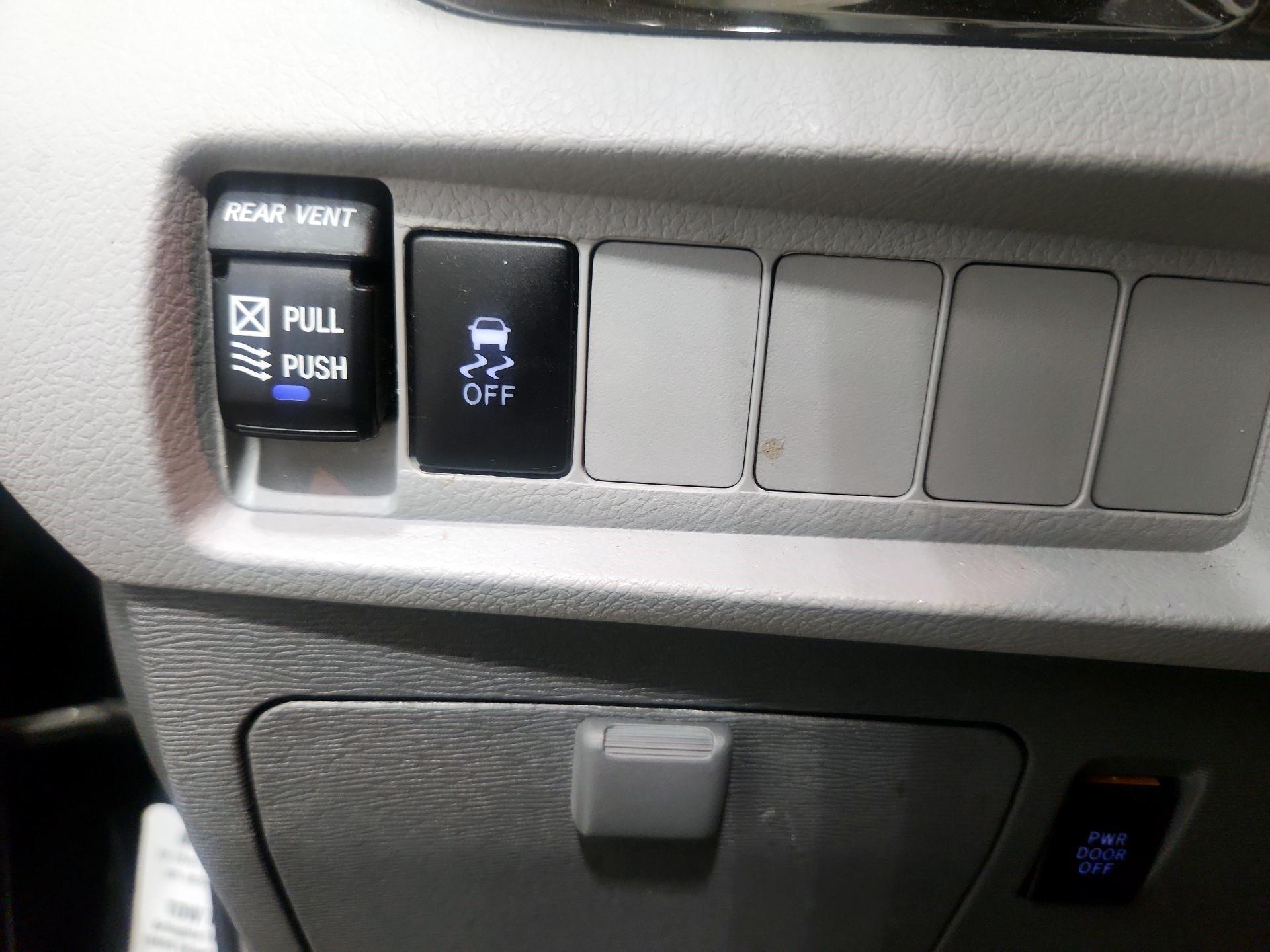 Thumbnail: 2019 Toyota Sienna - 14