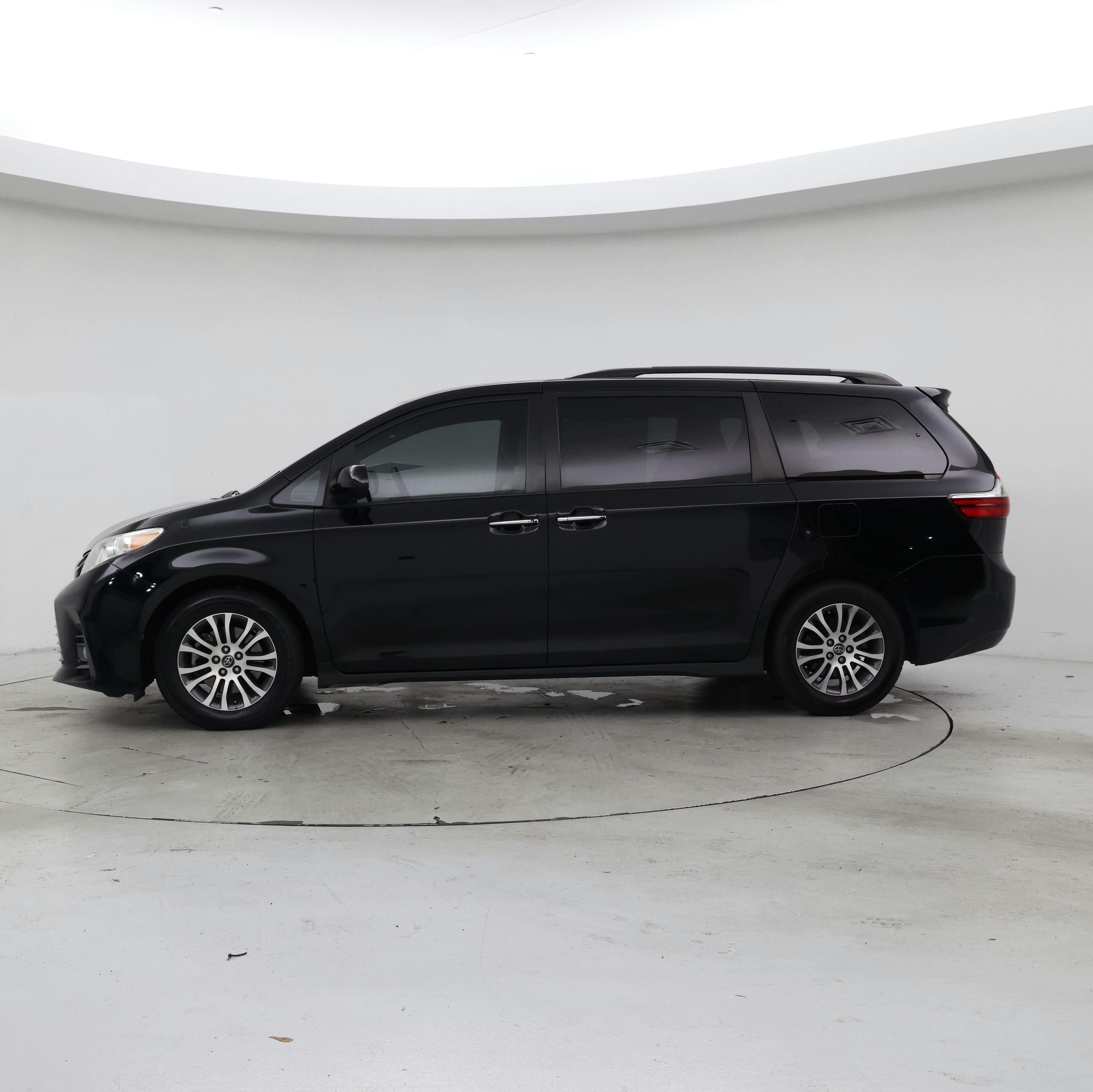 Thumbnail: 2019 Toyota Sienna - 3