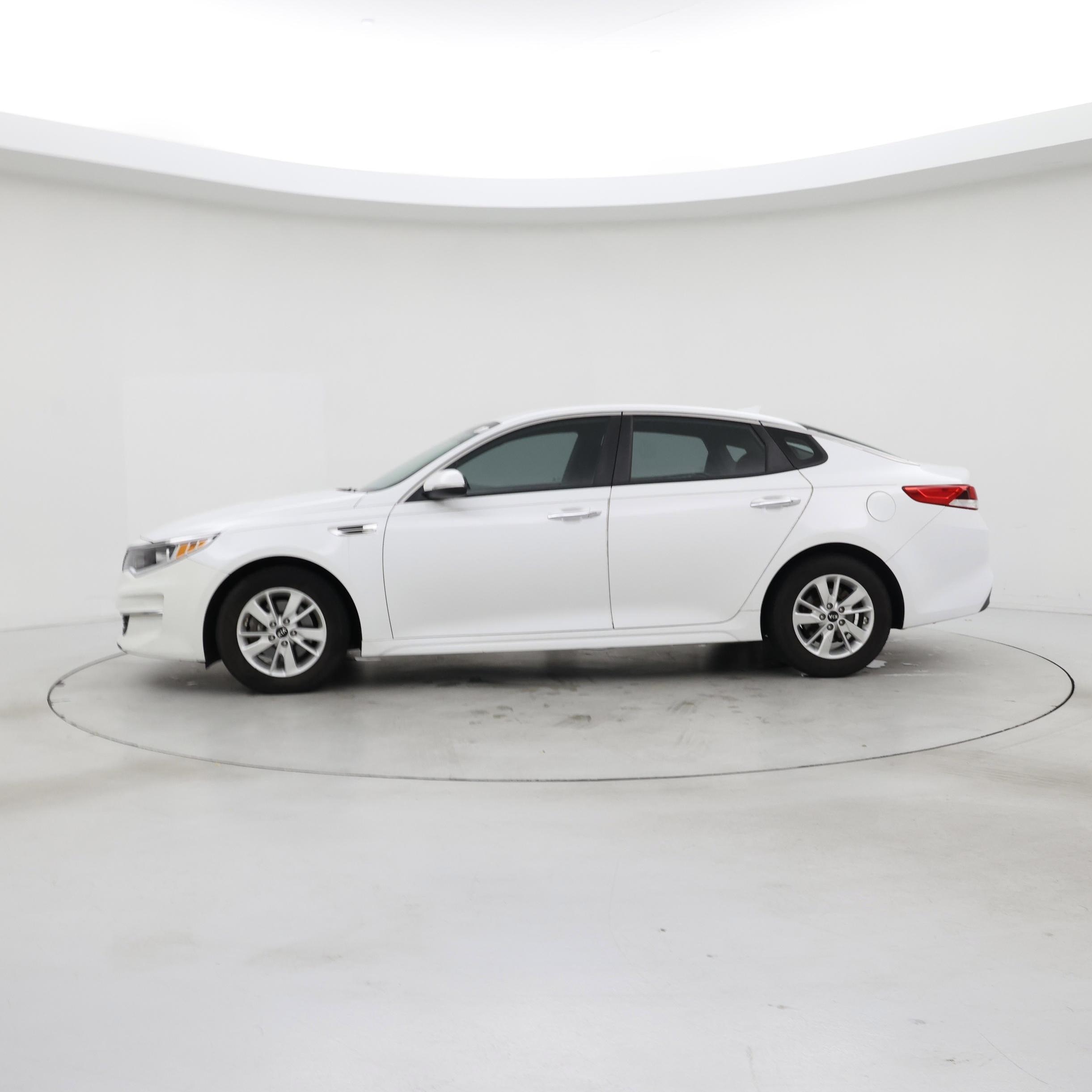 Thumbnail: 2016 Kia Optima - 3
