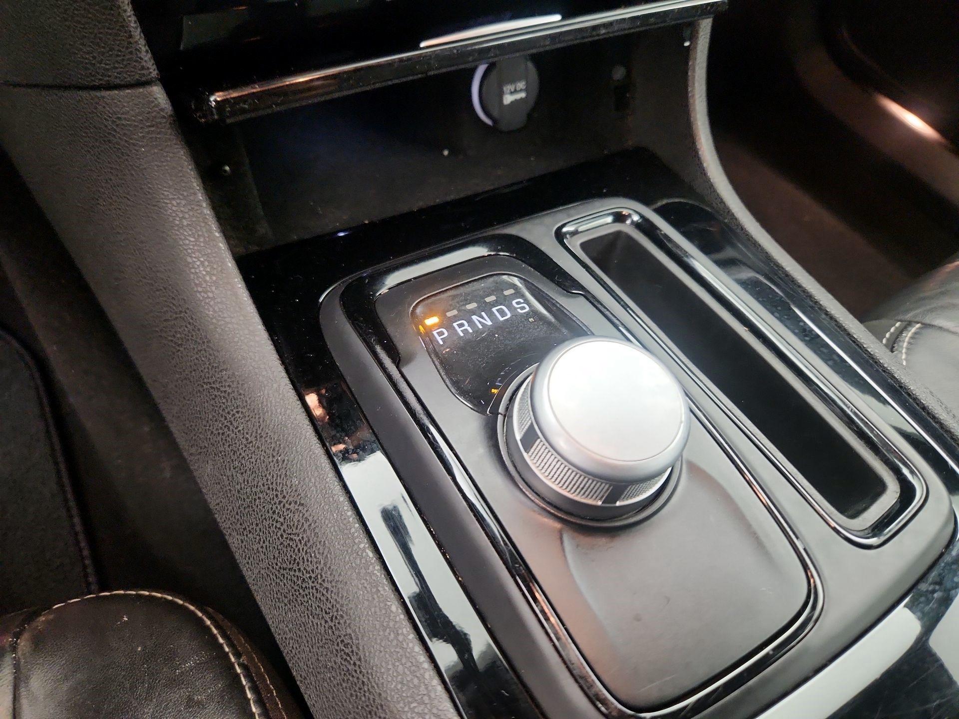 Thumbnail: 2019 Chrysler 300 - 17