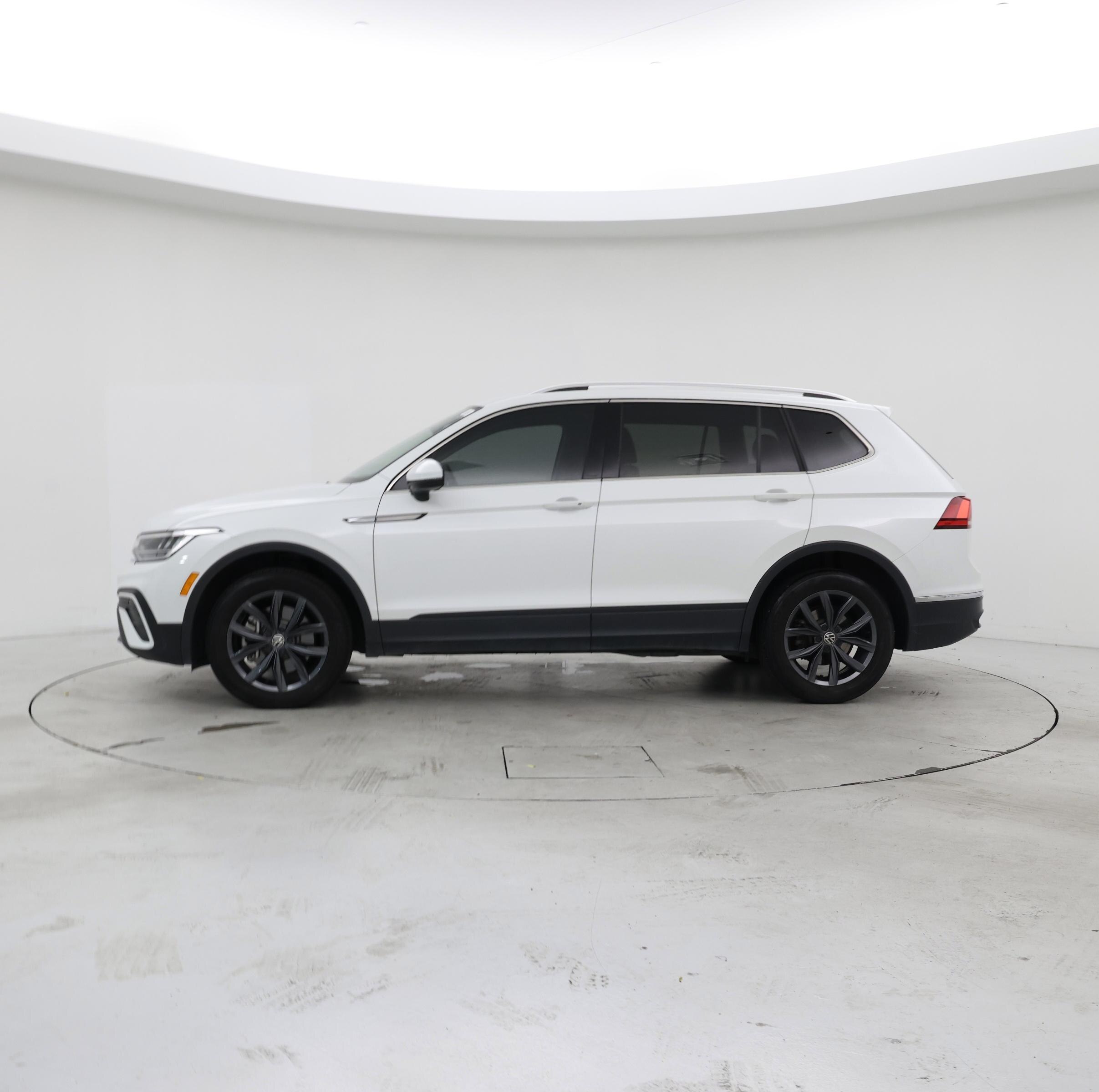 Thumbnail: 2023 Volkswagen Tiguan - 3