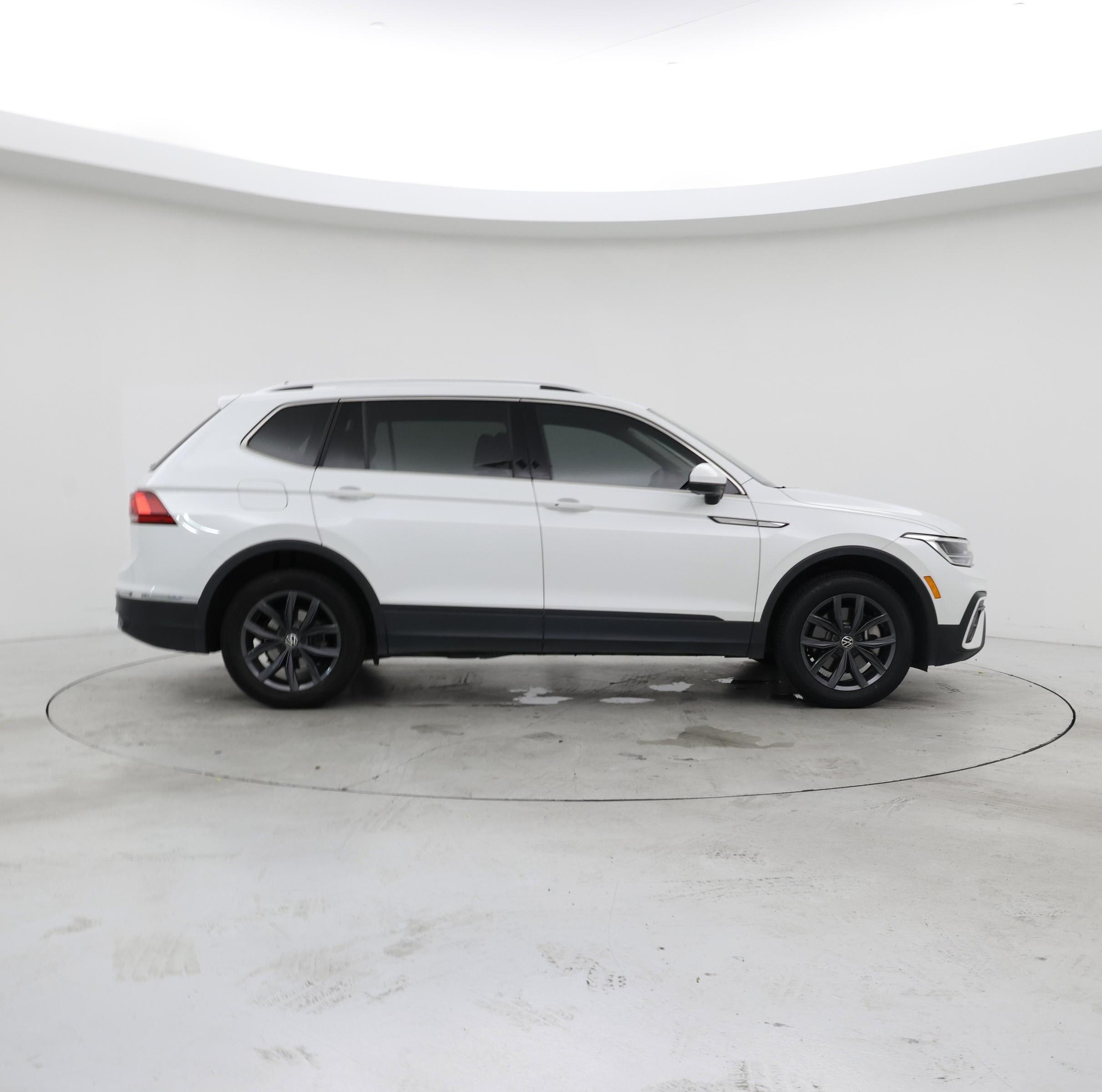 Thumbnail: 2023 Volkswagen Tiguan - 7