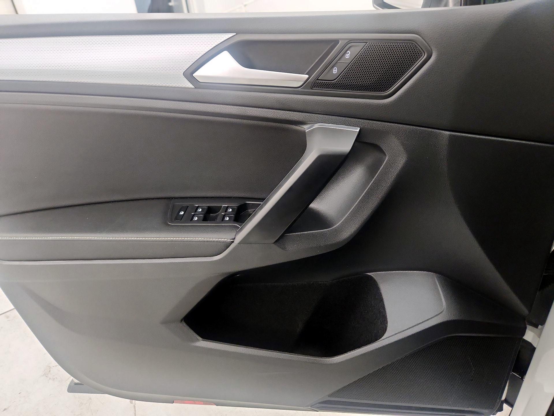 Thumbnail: 2023 Volkswagen Tiguan - 12