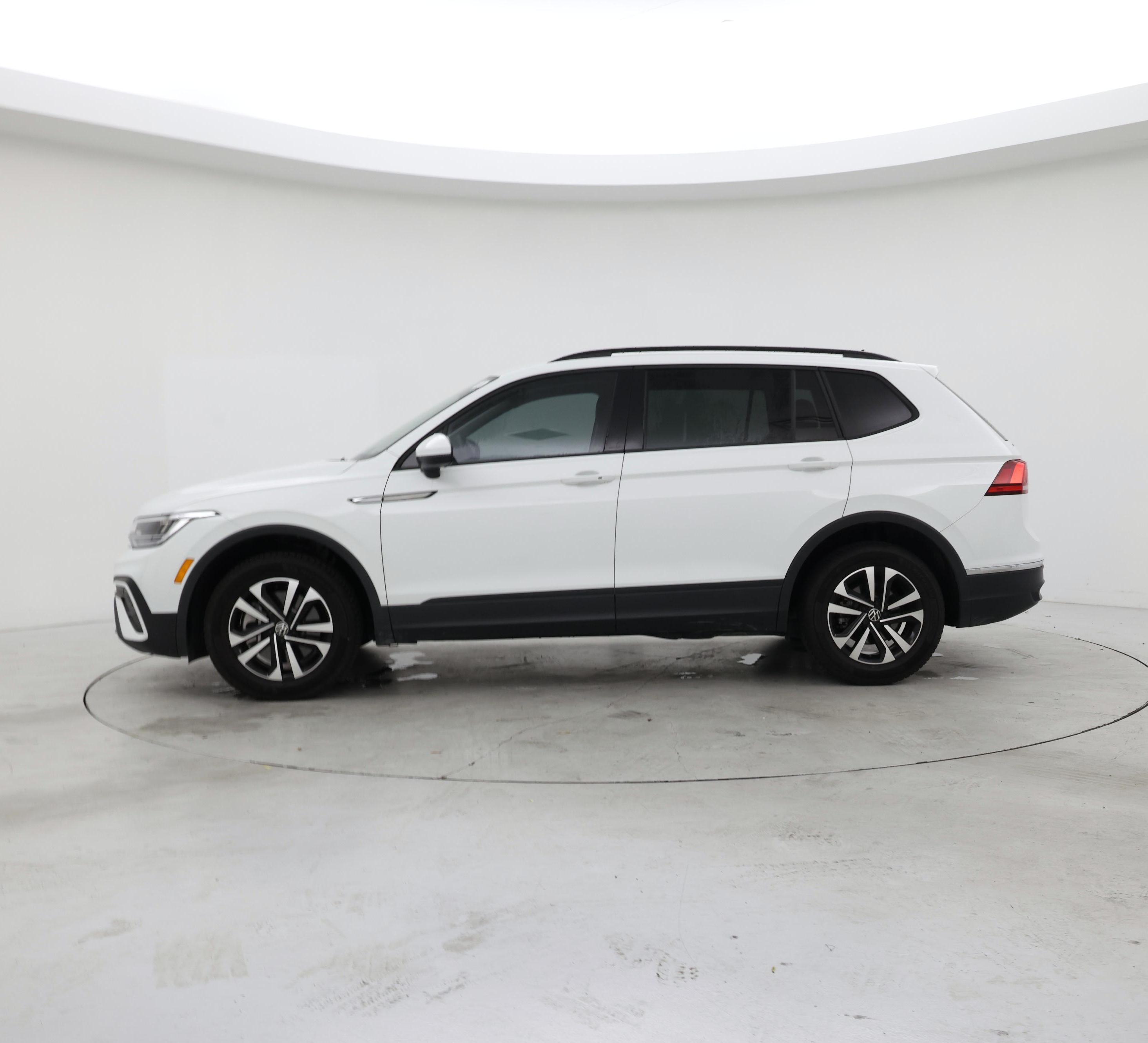 Thumbnail: 2023 Volkswagen Tiguan - 3