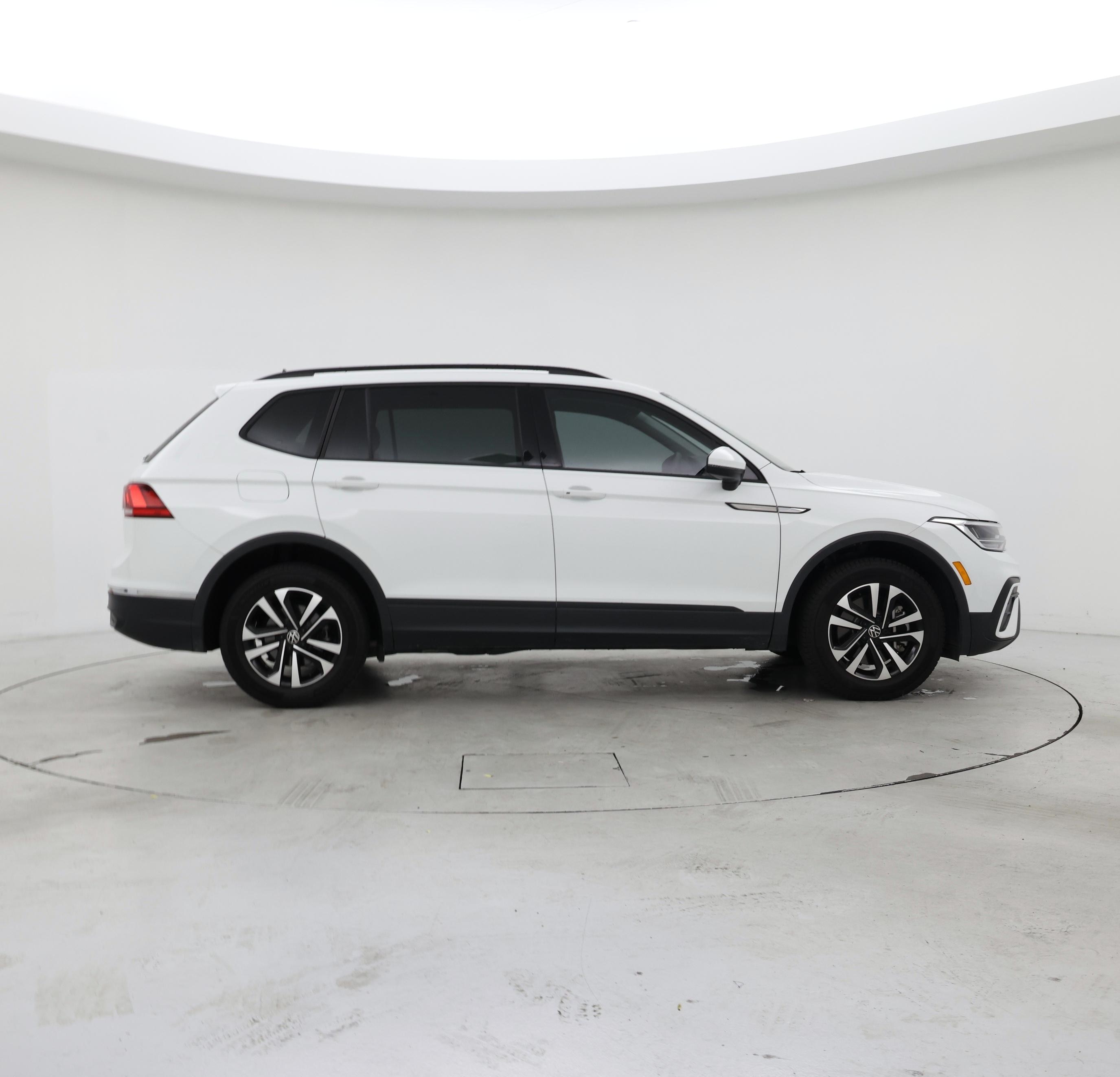 Thumbnail: 2023 Volkswagen Tiguan - 7