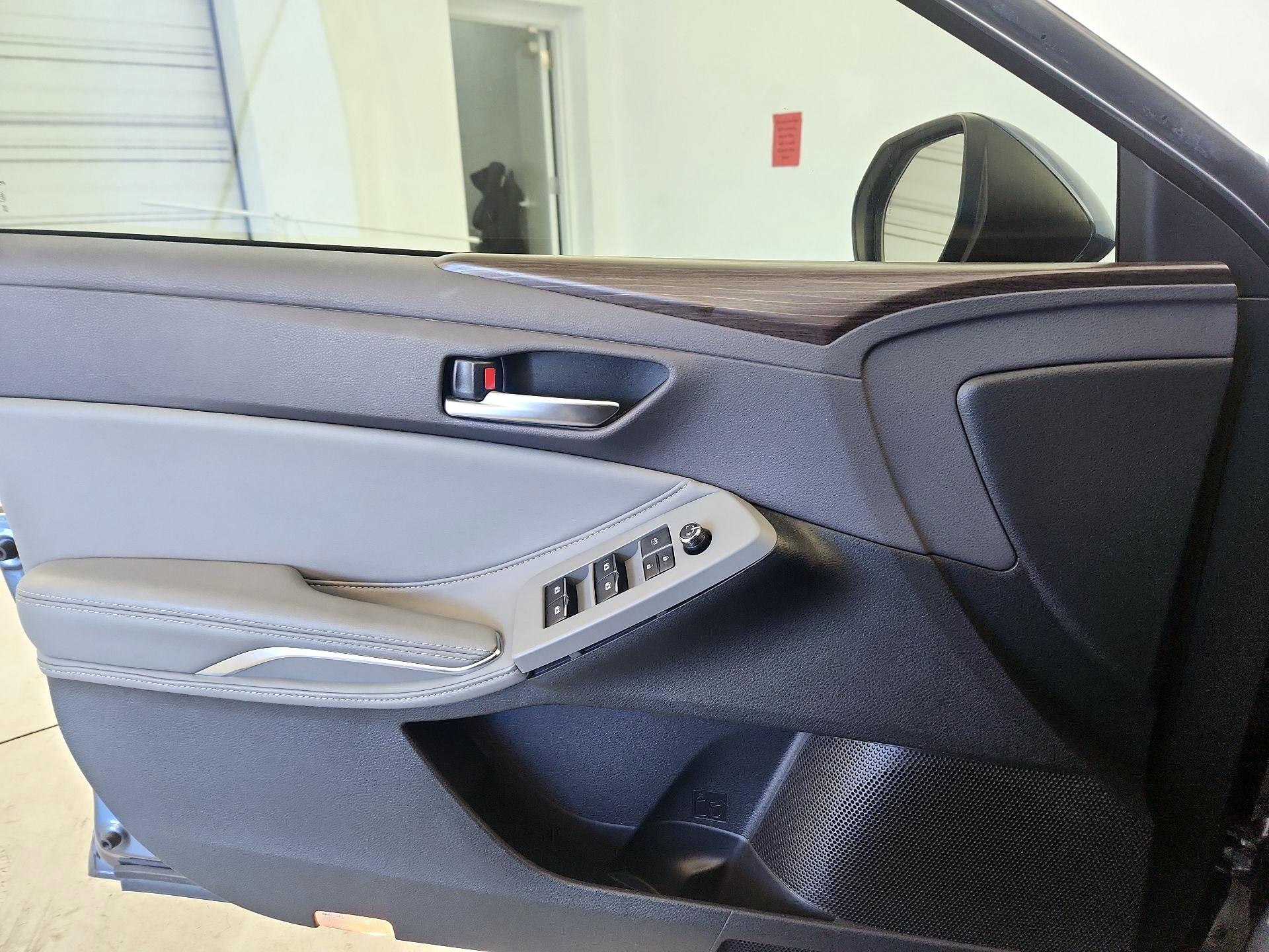 Thumbnail: 2019 Toyota Avalon - 10