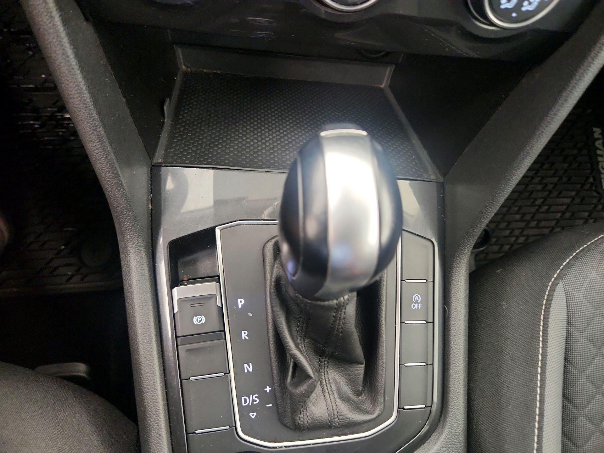 Thumbnail: 2021 Volkswagen Tiguan - 17