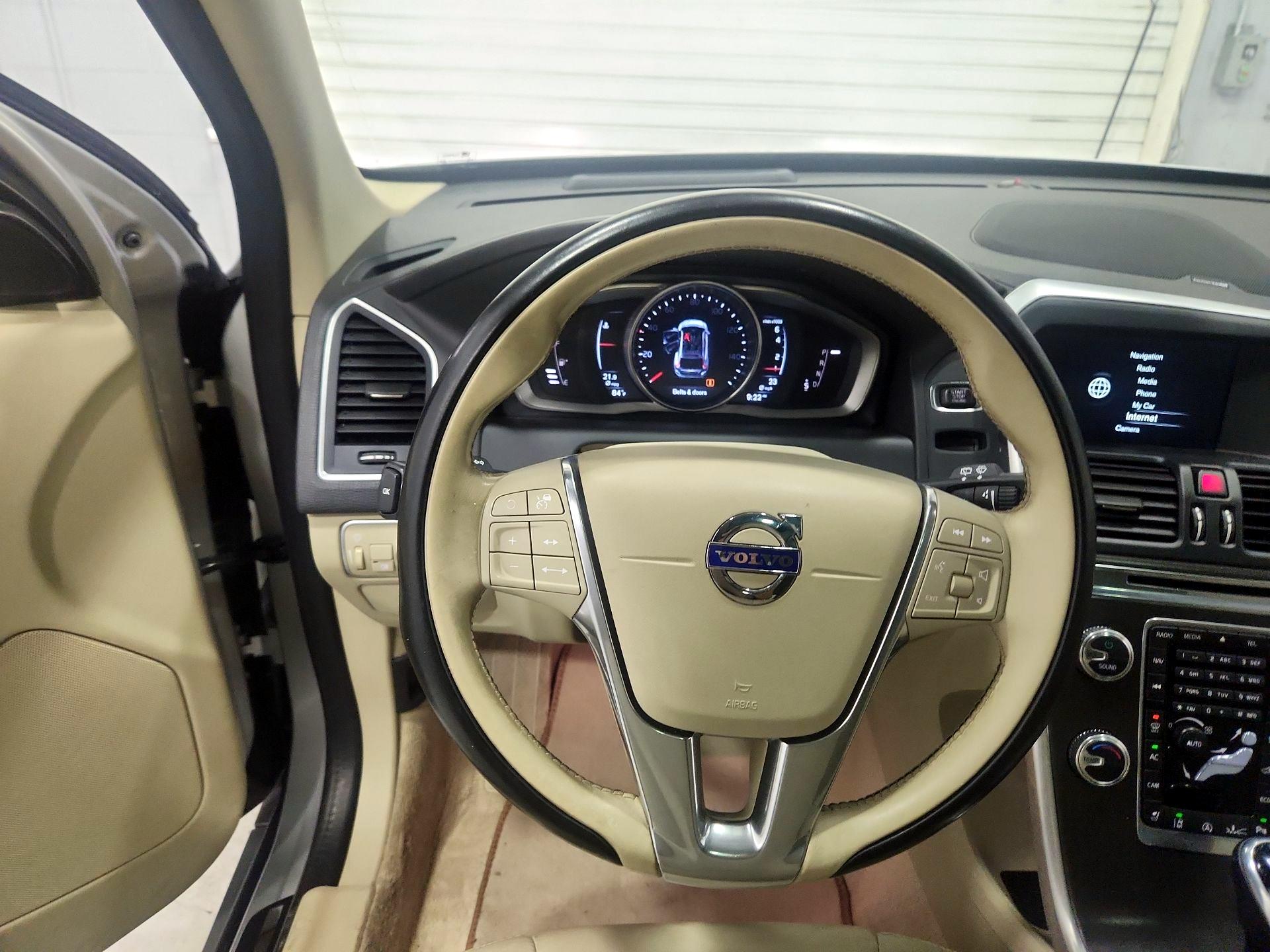 Thumbnail: 2016 Volvo XC60 - 10