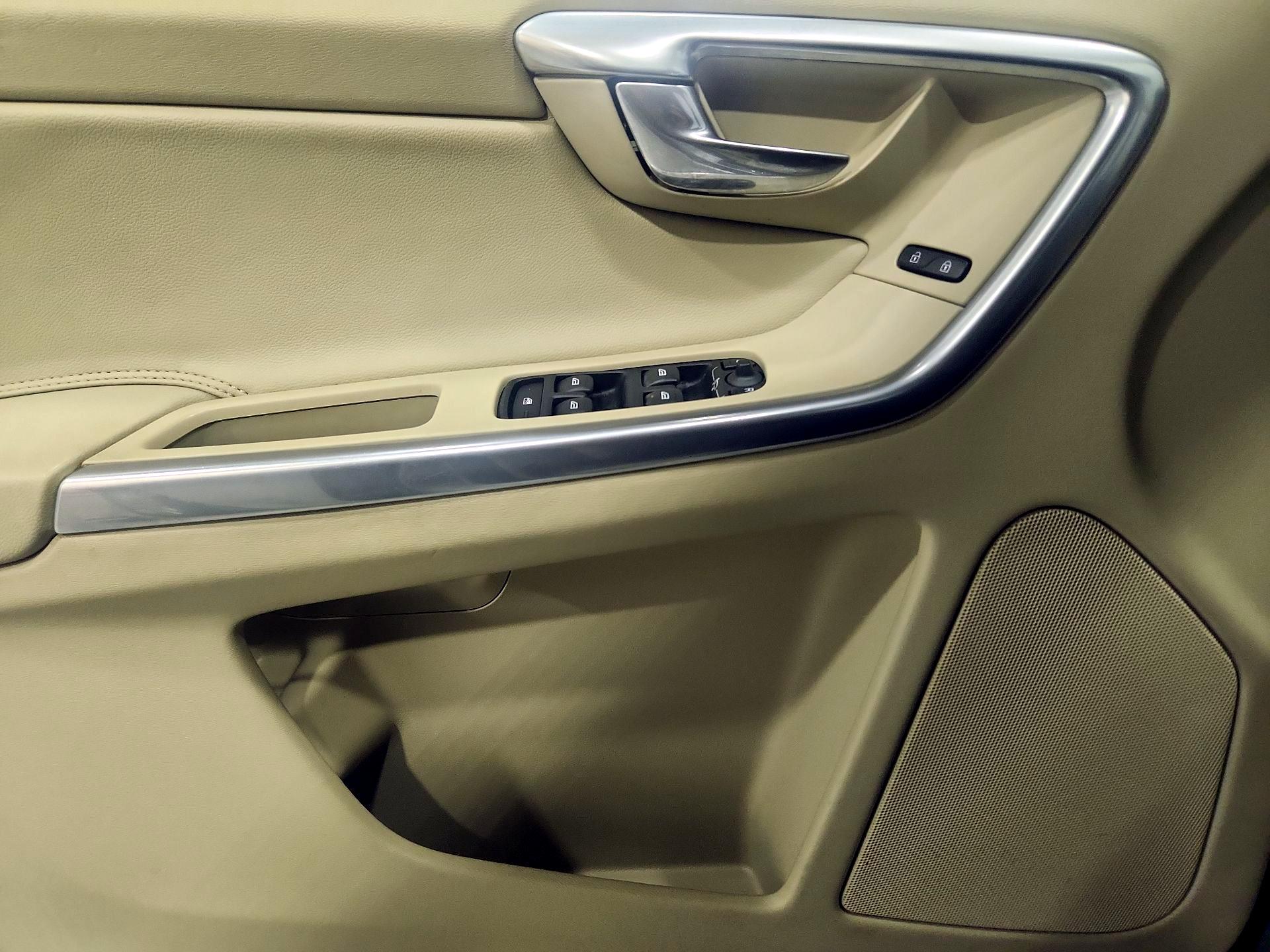 Thumbnail: 2016 Volvo XC60 - 12