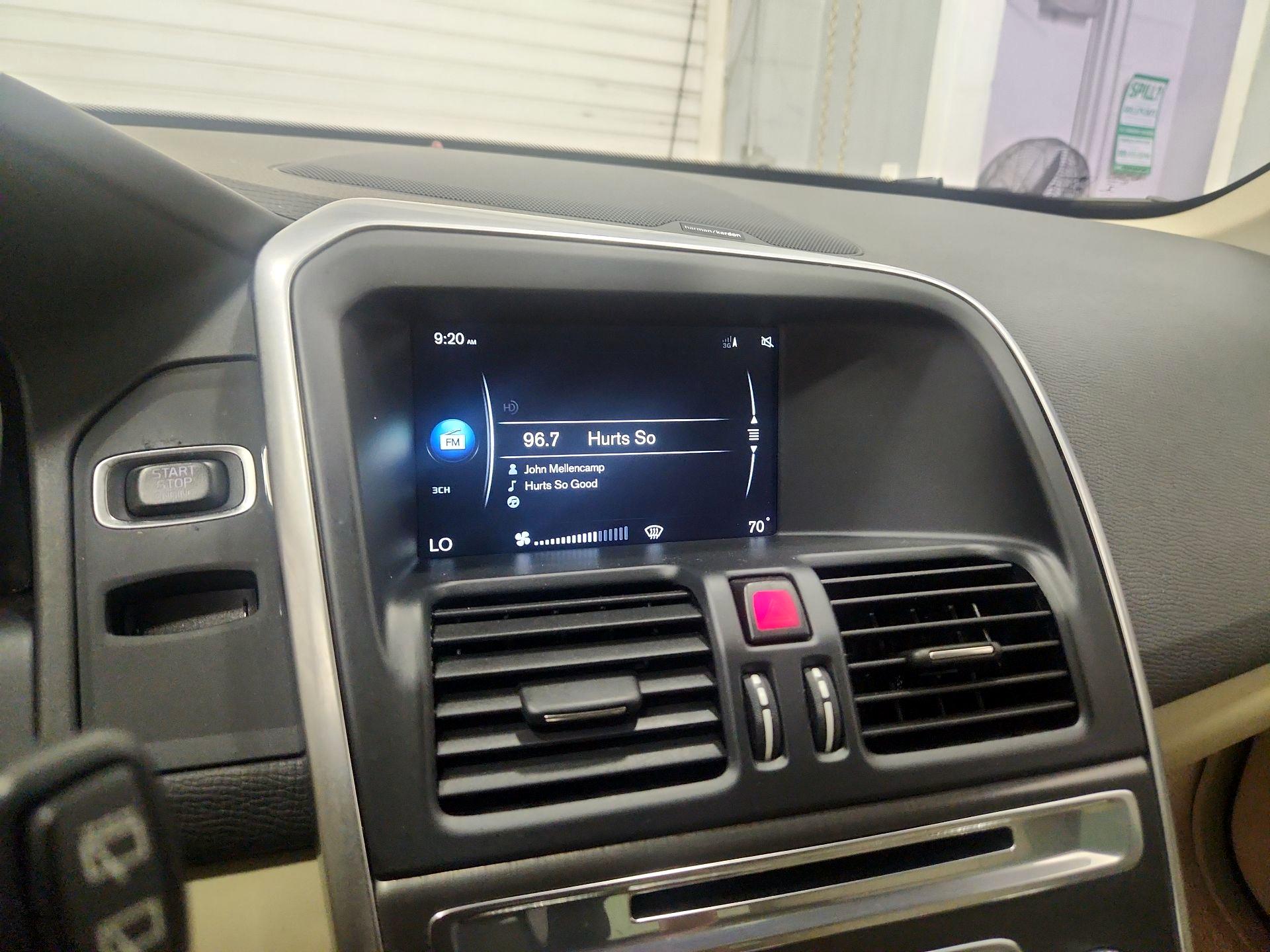 Thumbnail: 2016 Volvo XC60 - 16