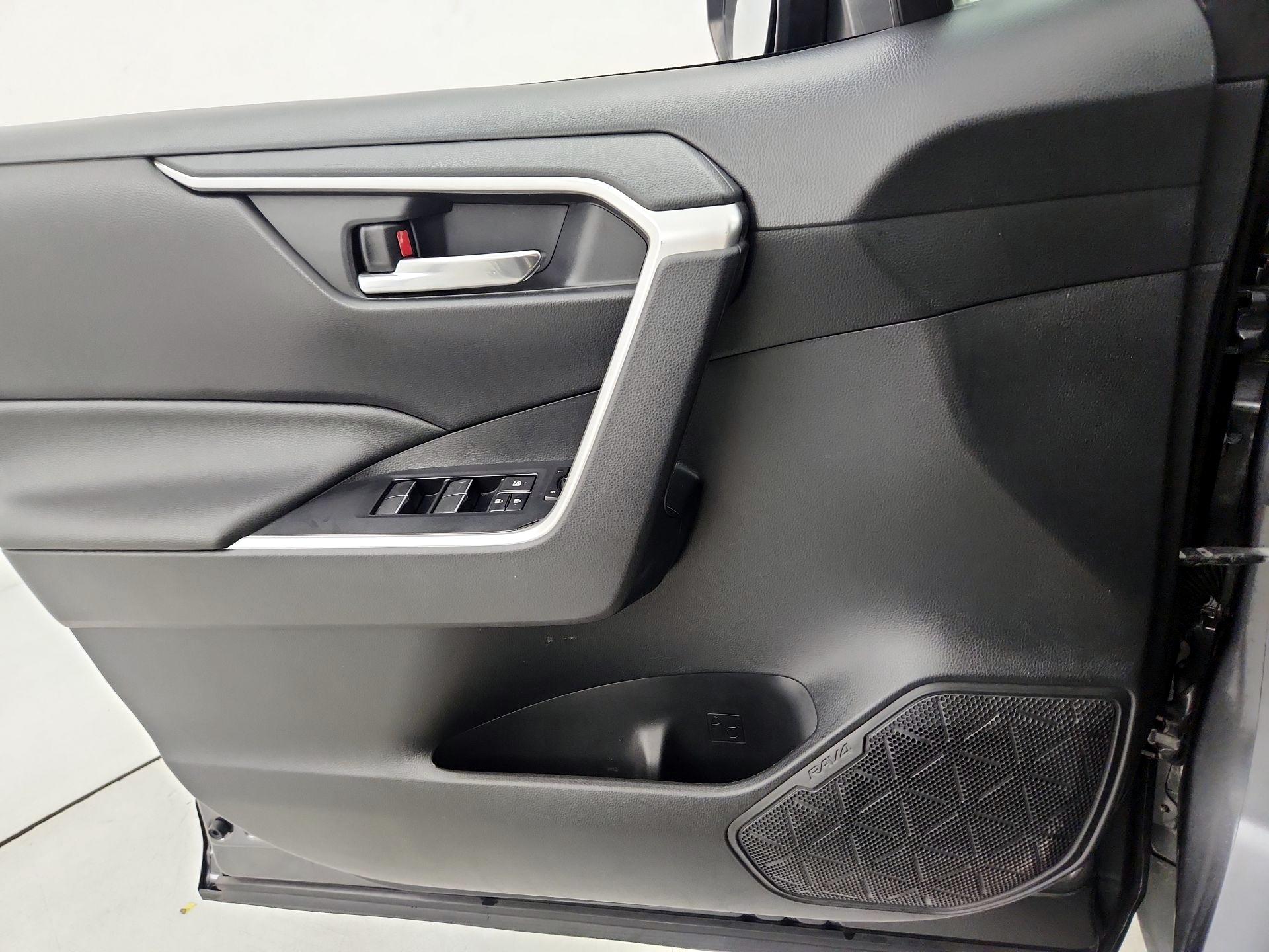 Thumbnail: 2019 Toyota RAV4 - 12