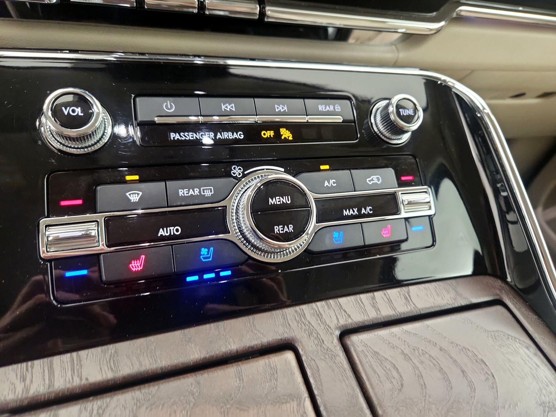 Thumbnail: 2019 Lincoln Navigator L - 17