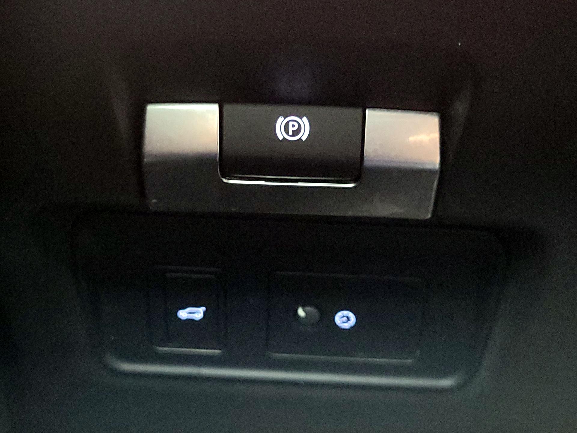 Thumbnail: 2020 Land Rover Discovery Sport - 13