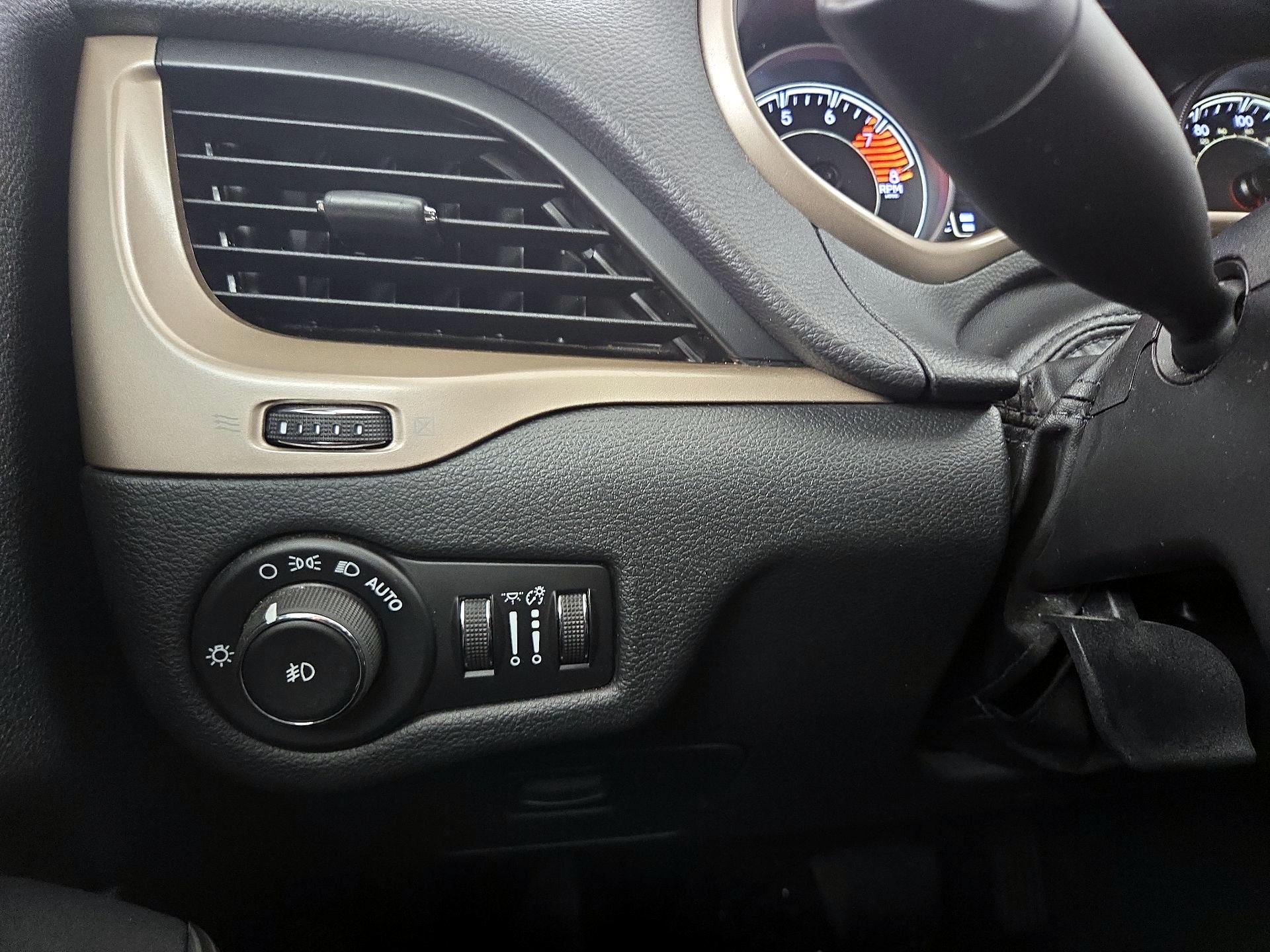 Thumbnail: 2016 Jeep Cherokee - 13