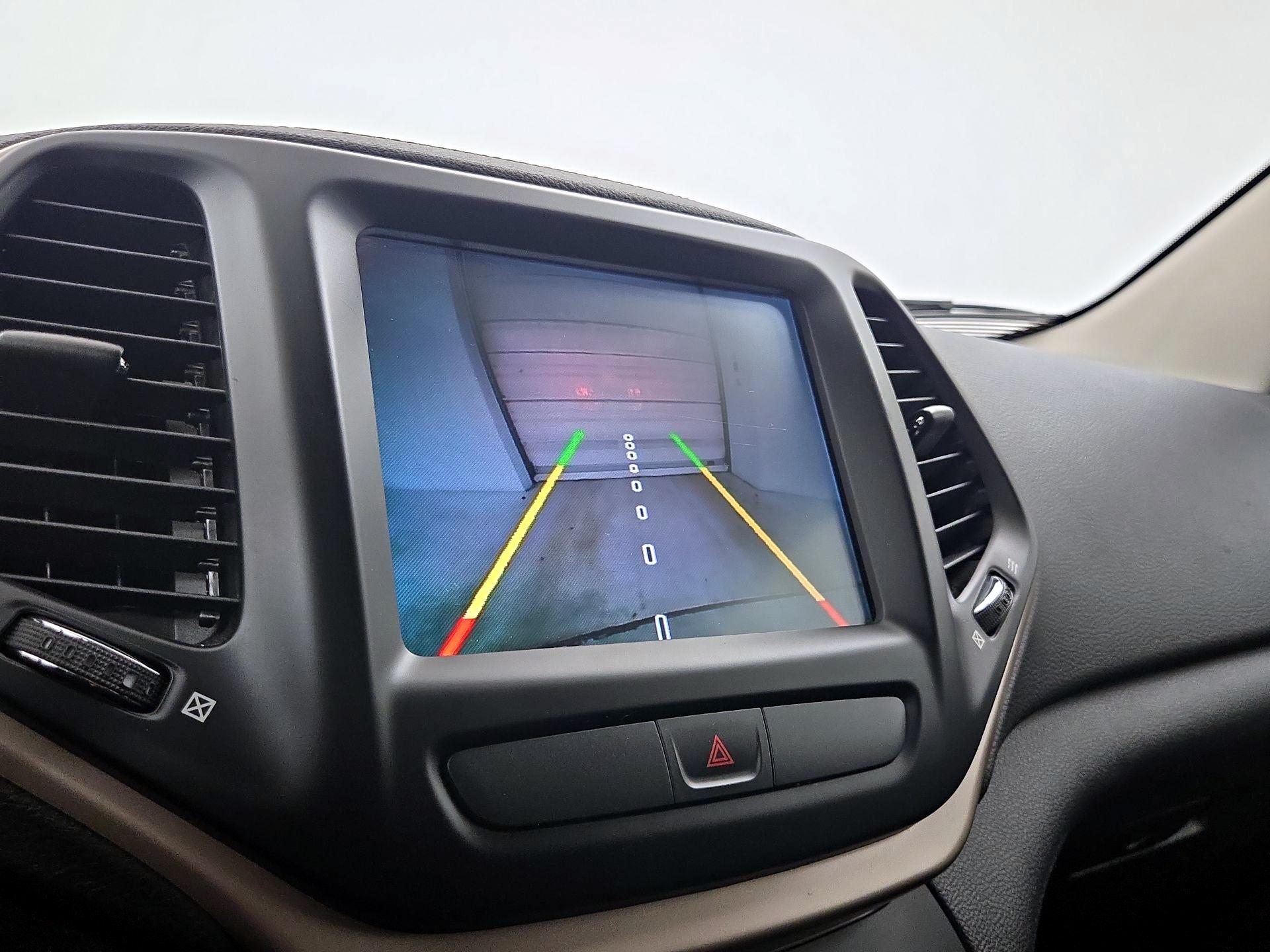 Thumbnail: 2016 Jeep Cherokee - 14