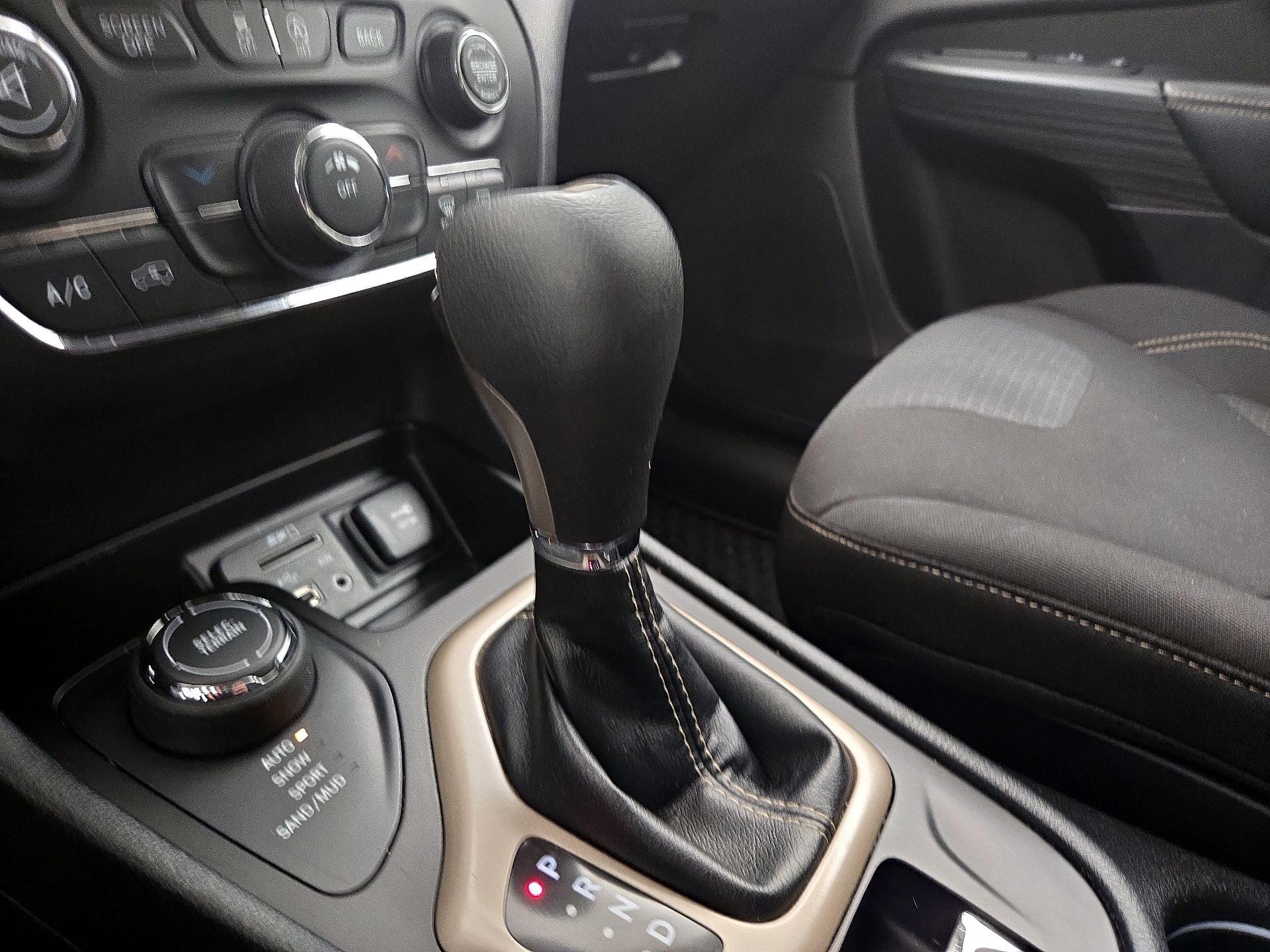 Thumbnail: 2016 Jeep Cherokee - 17