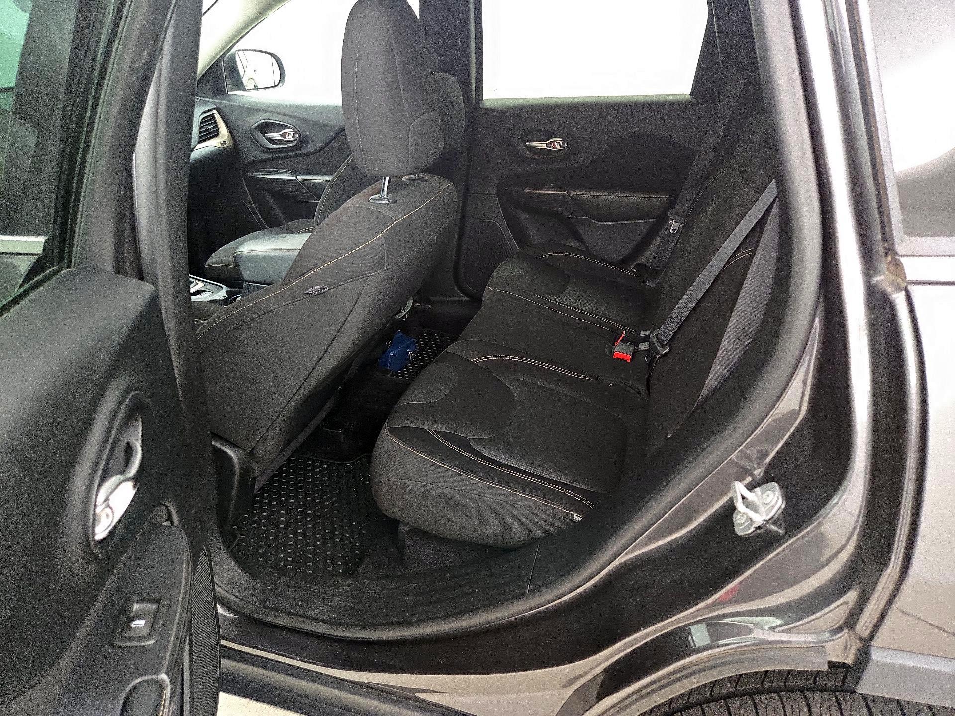 Thumbnail: 2016 Jeep Cherokee - 19