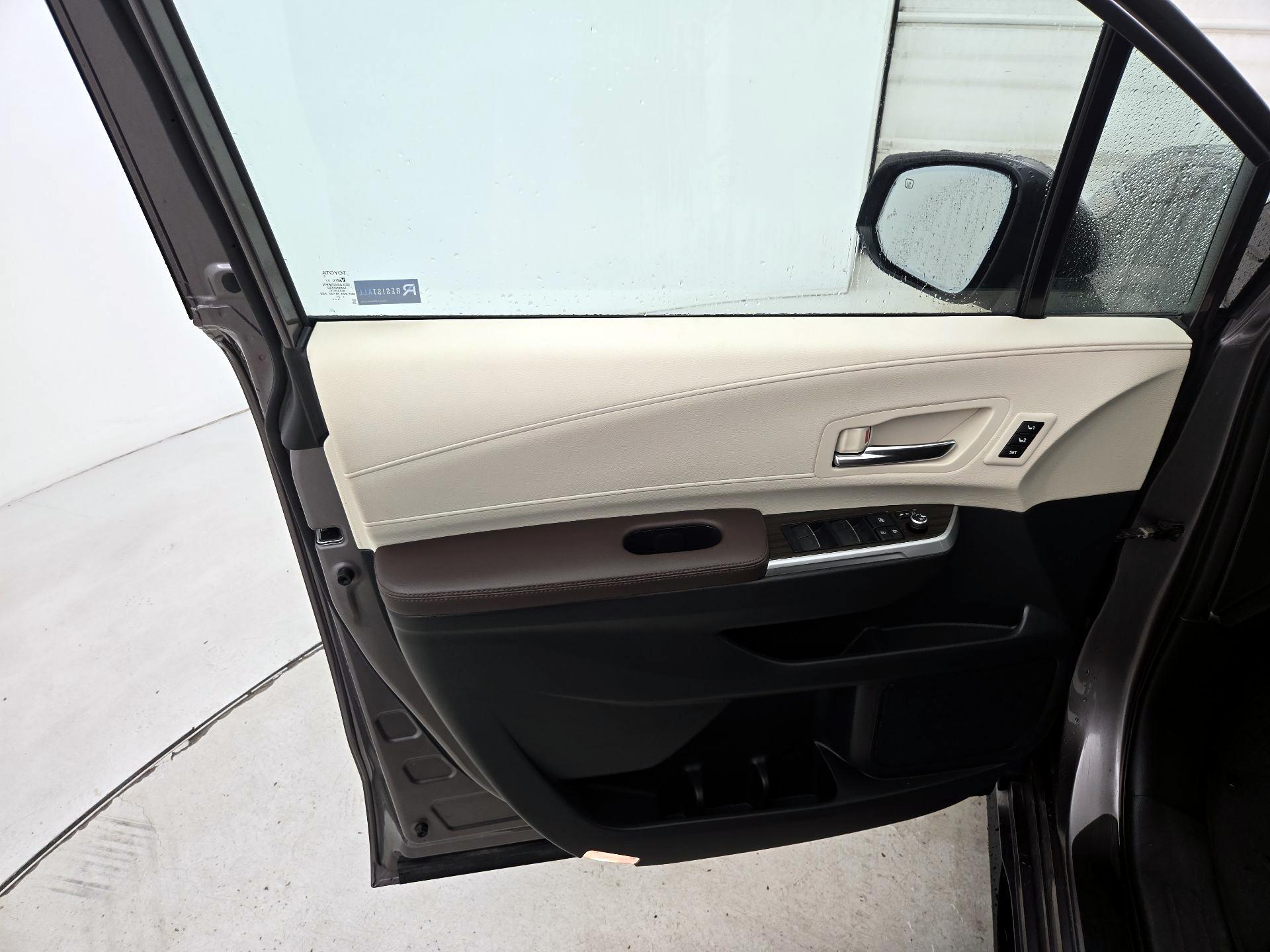 Thumbnail: 2022 Toyota Sienna - 12