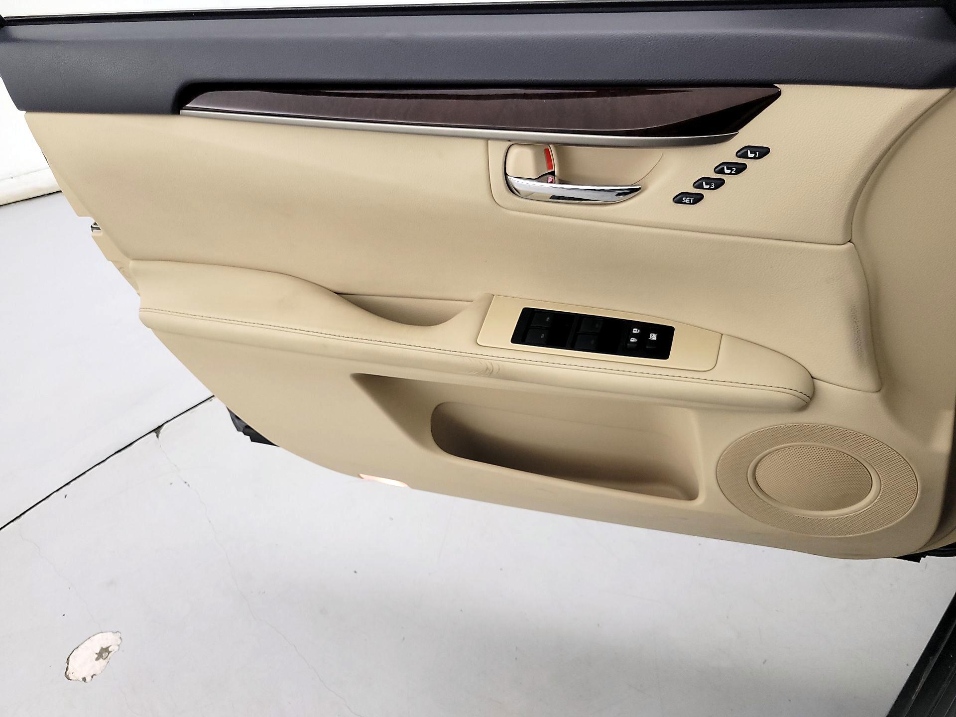 Thumbnail: 2013 Lexus ES - 12