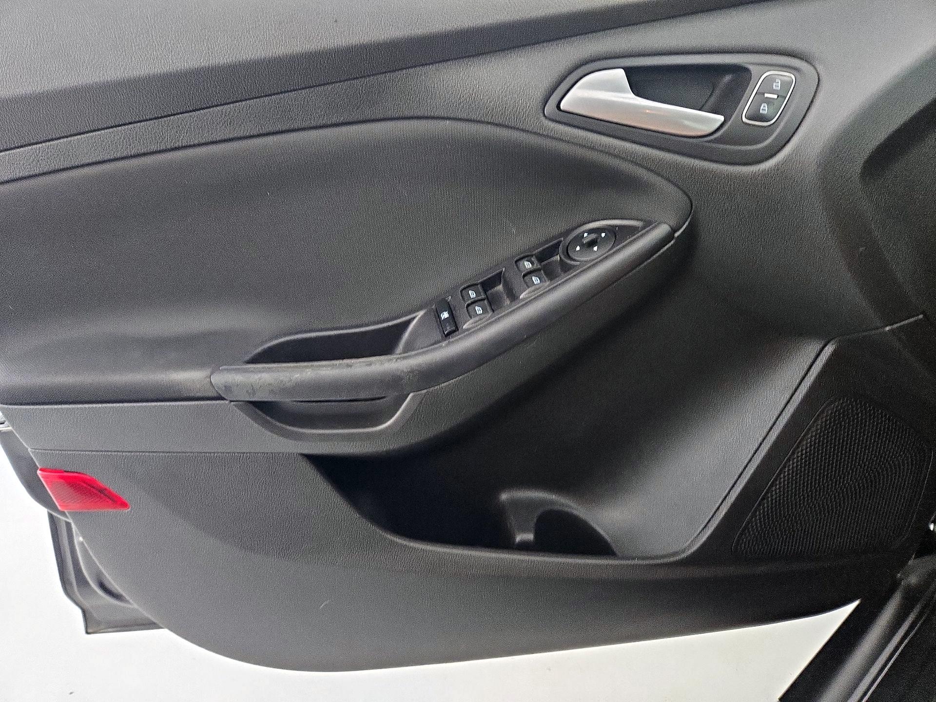 Thumbnail: 2015 Ford Focus - 12
