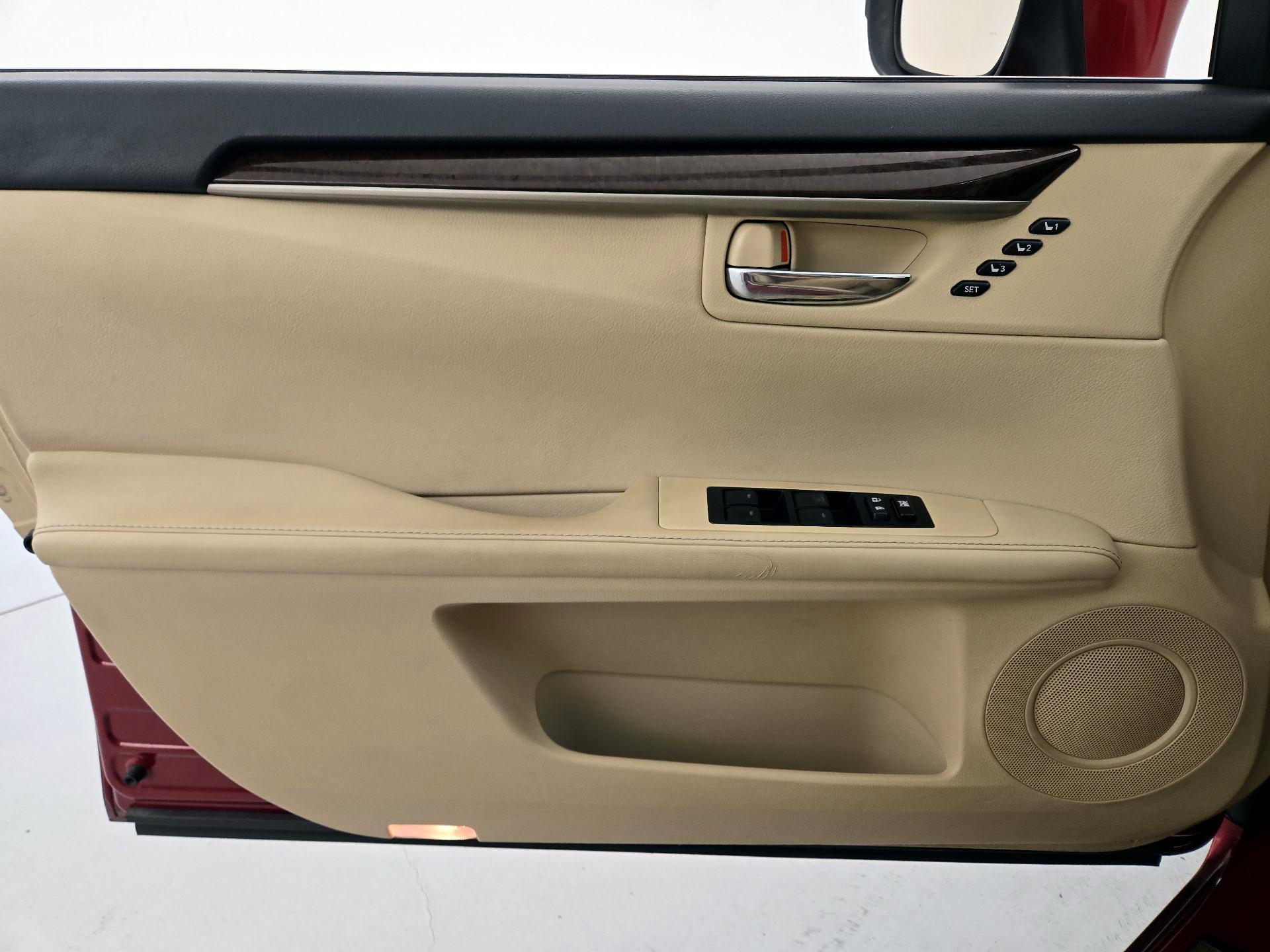 Thumbnail: 2013 Lexus ES - 12