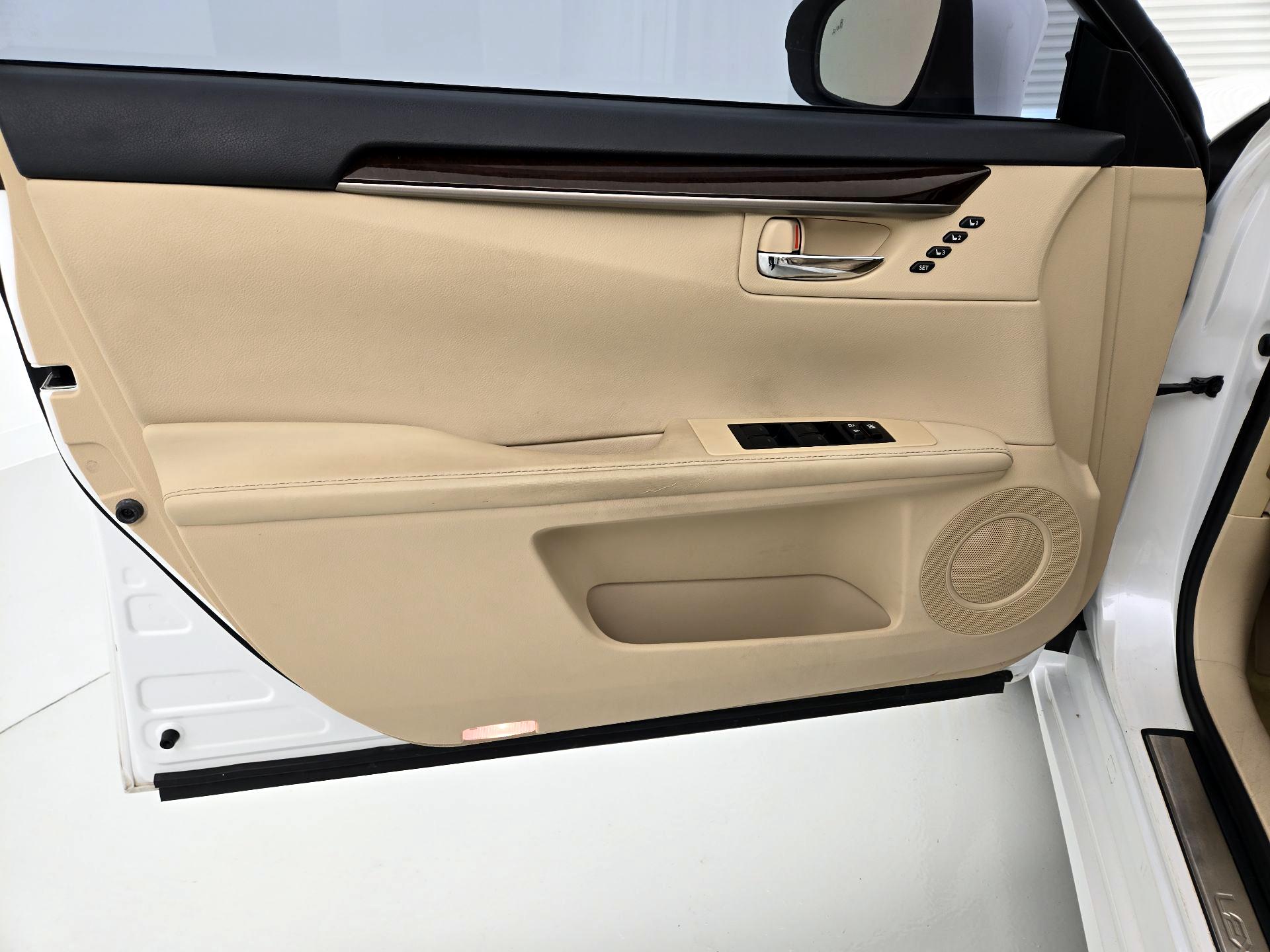 Thumbnail: 2014 Lexus ES - 12