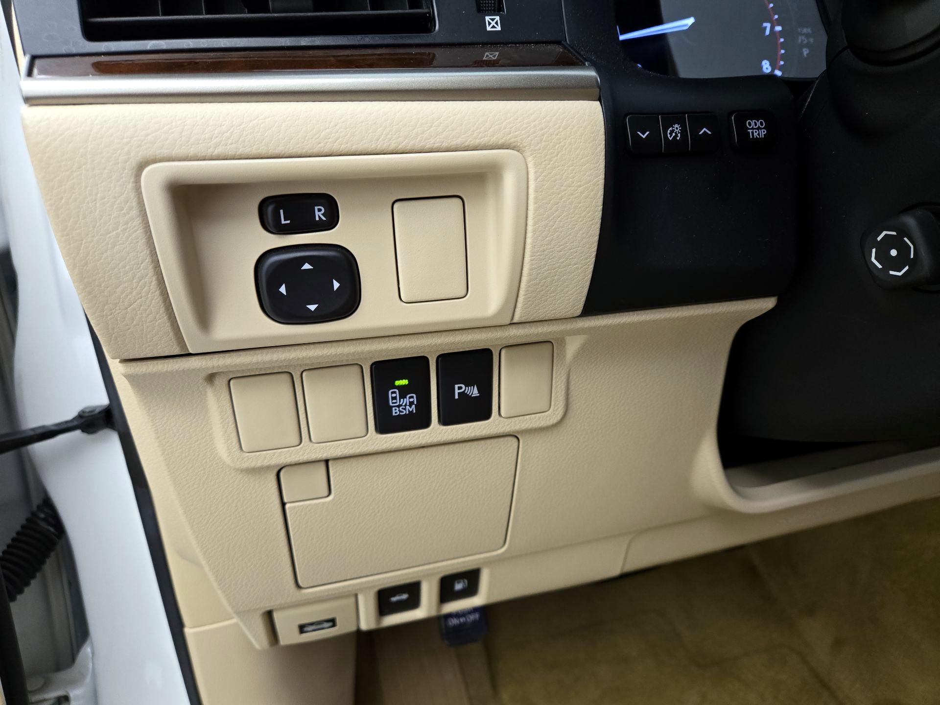 Thumbnail: 2014 Lexus ES - 13