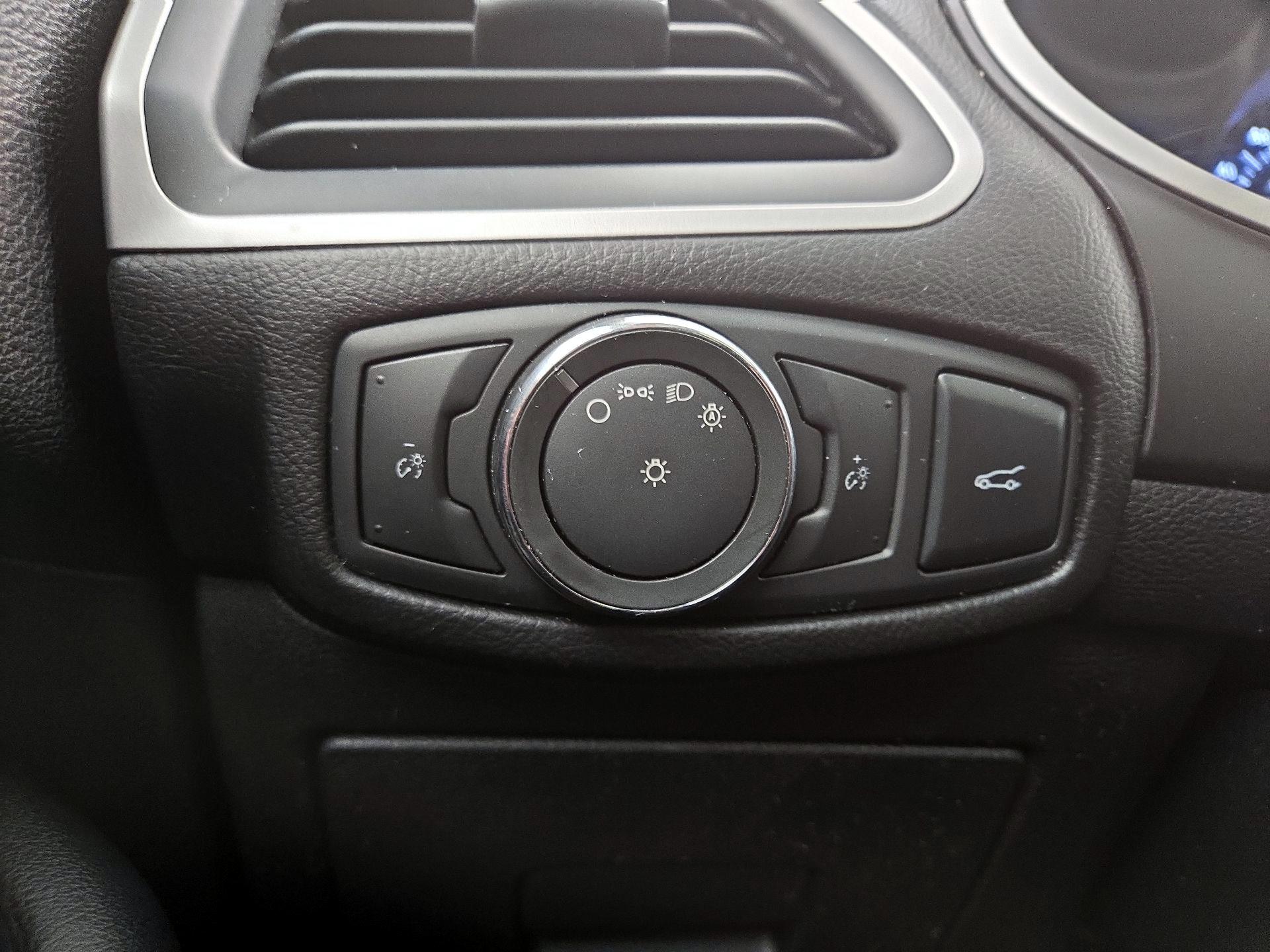 Thumbnail: 2015 Ford Edge - 13