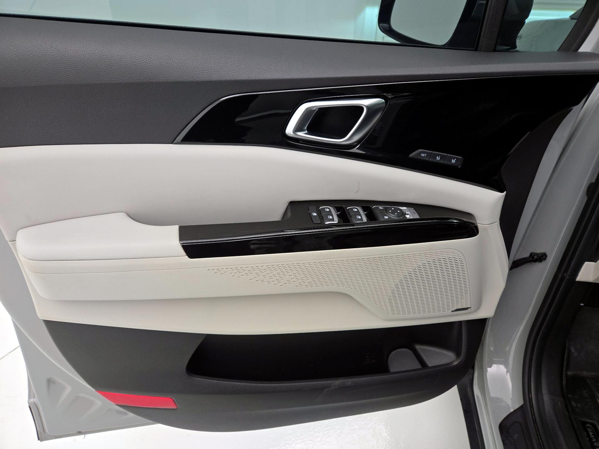 Thumbnail: 2022 Kia Carnival - 12