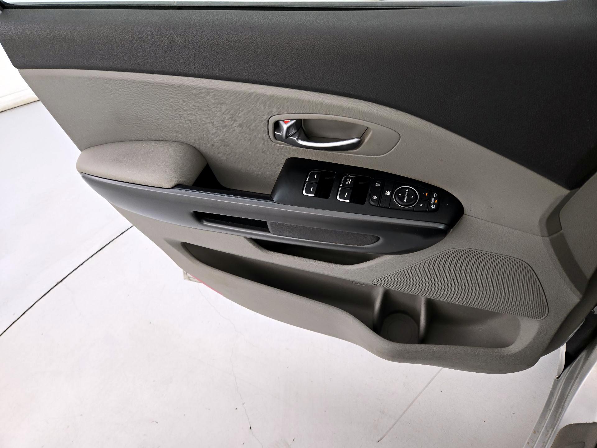 Thumbnail: 2016 Kia Sedona - 14