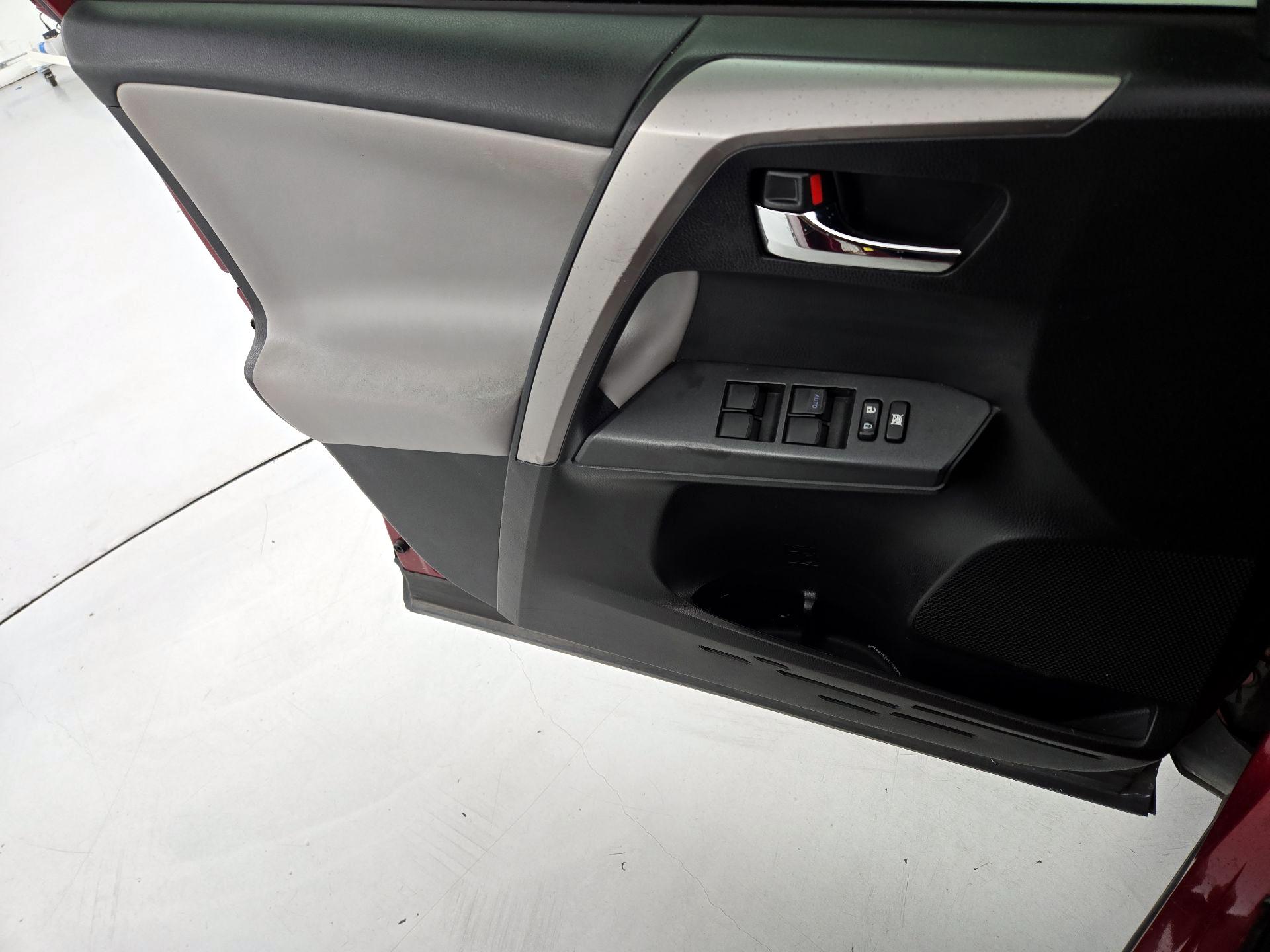 Thumbnail: 2018 Toyota RAV4 - 12